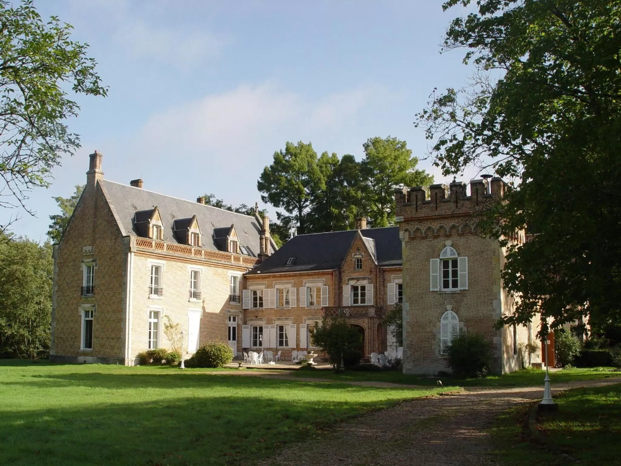 Facade/entrance in Hostellerie Du Château Les Muids