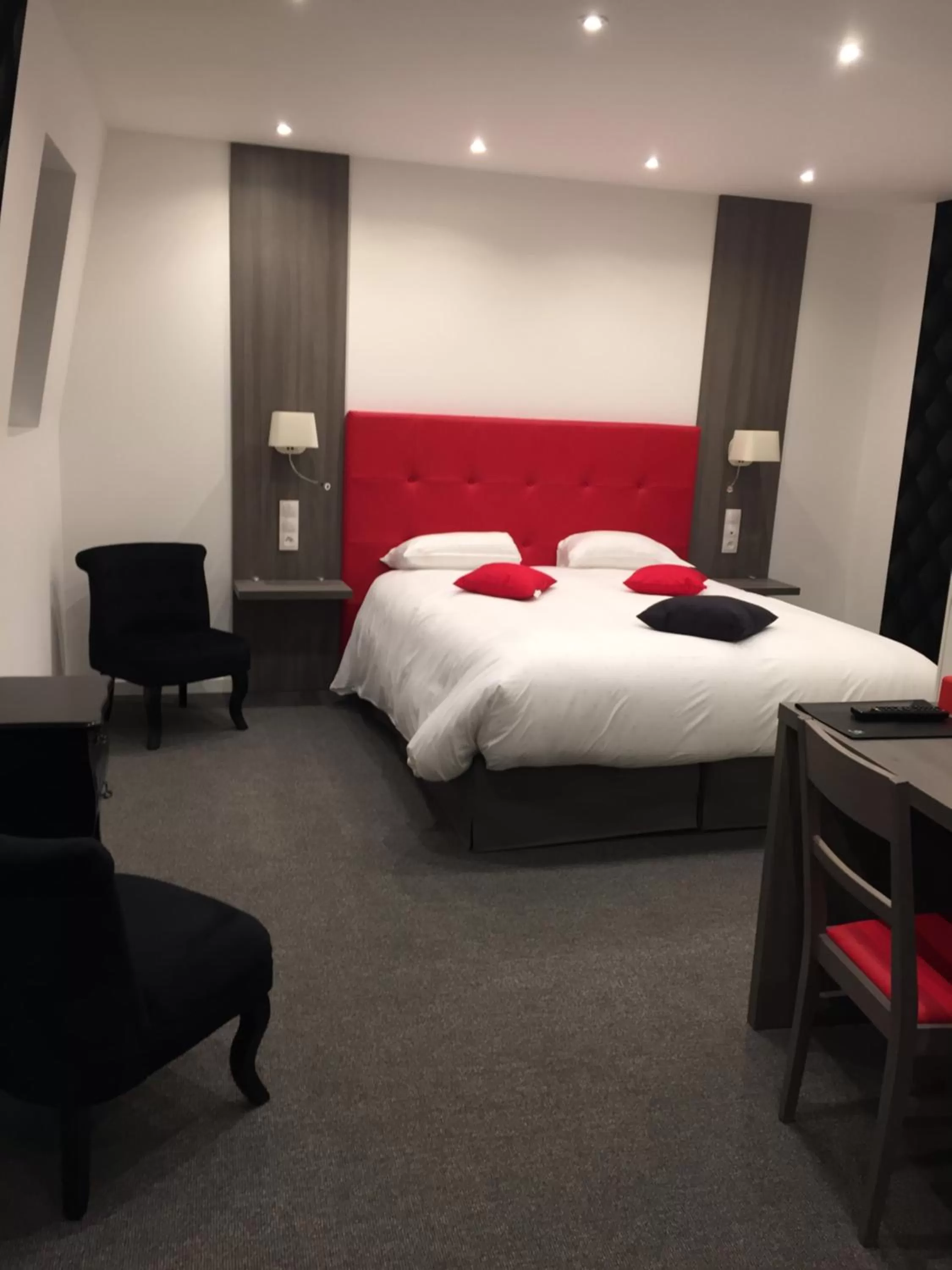 Photo of the whole room, Bed in Le Beverl'inn