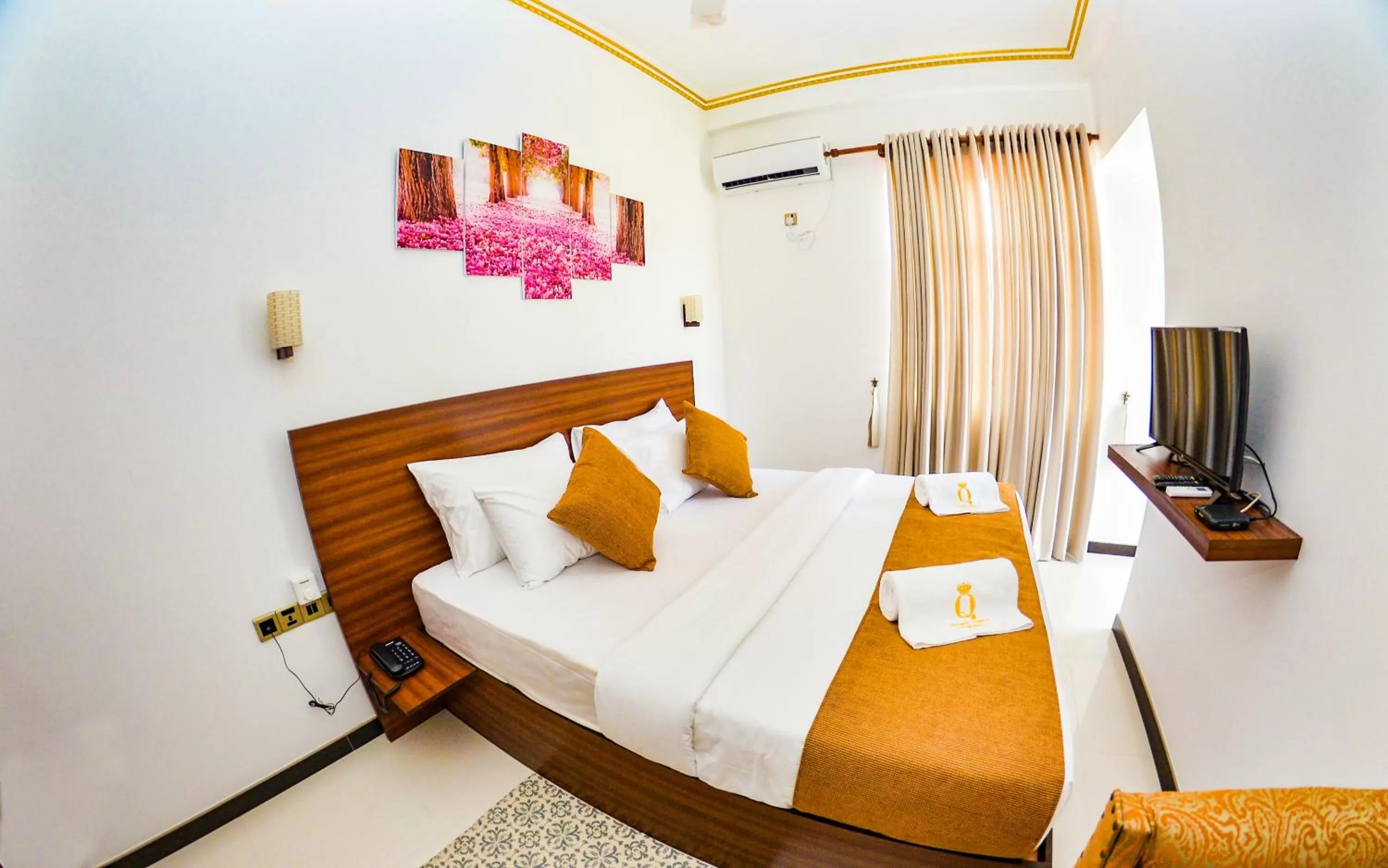 Bedroom, Bed in Negombo New Queen's Palace