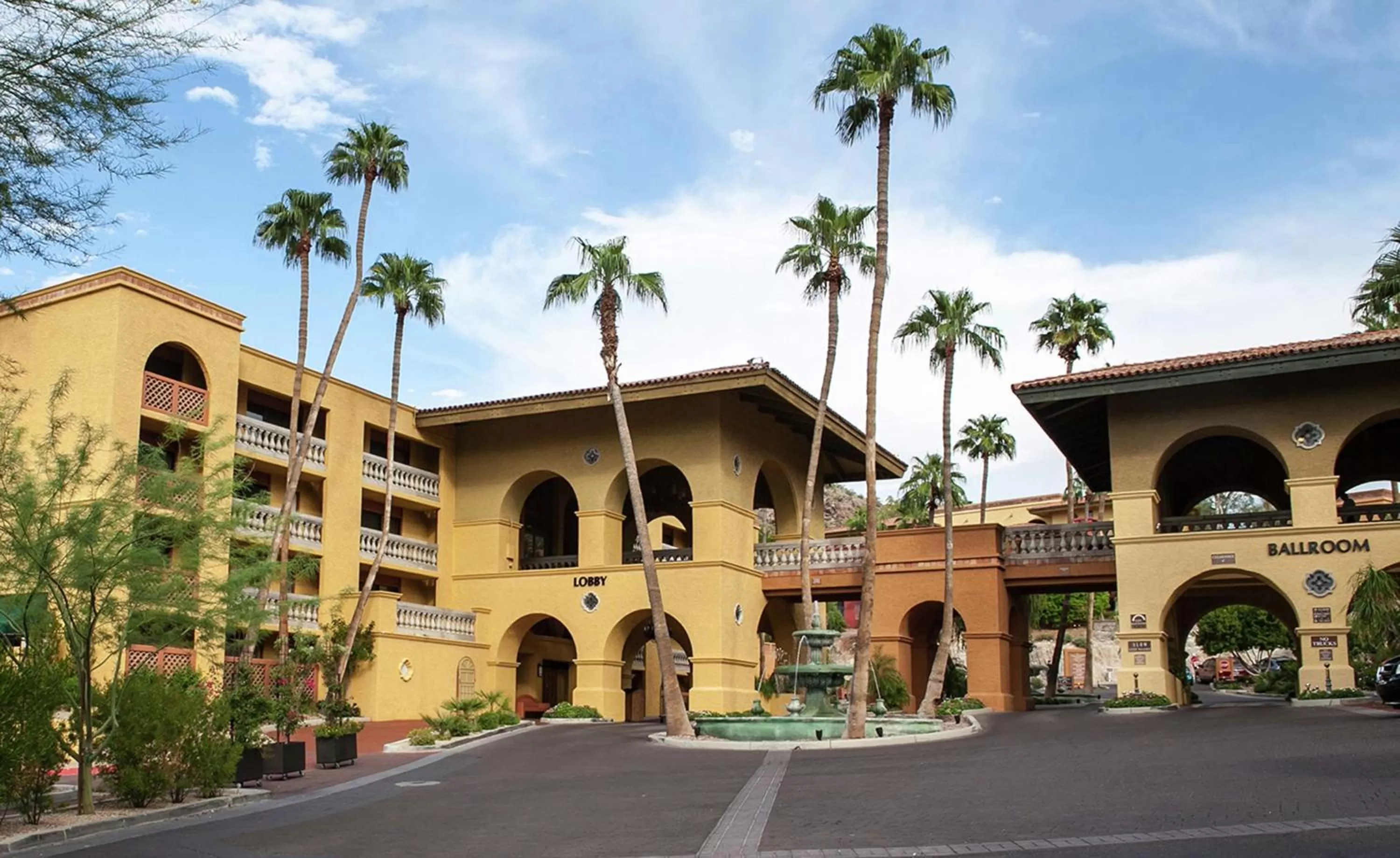 Property building in Hilton Phoenix Tapatio Cliffs Resort