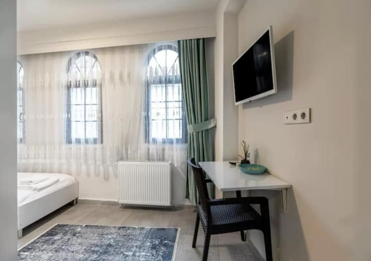 Photo of the whole room, Bed in The Red Tent Suite 88