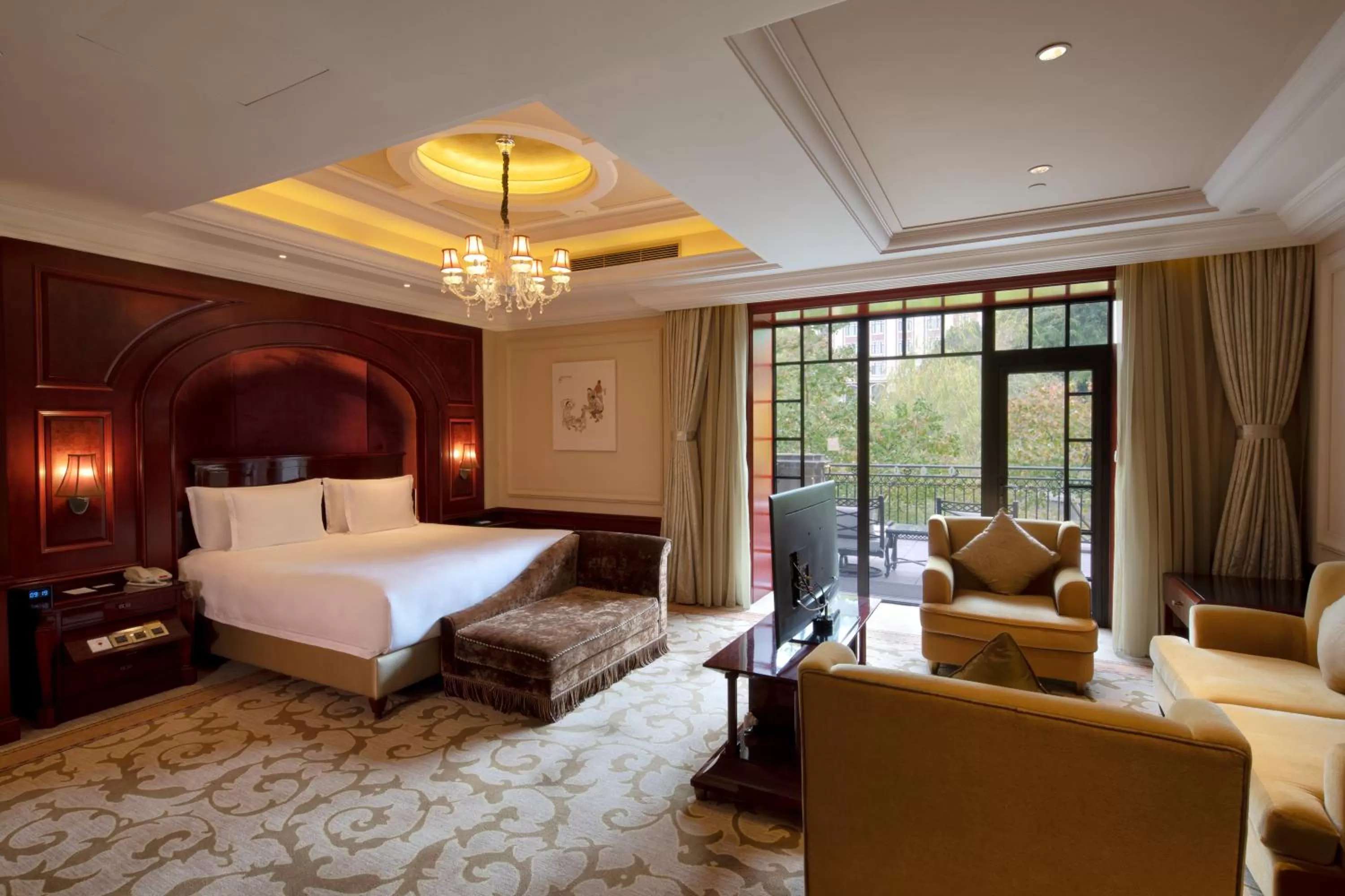 Photo of the whole room, Bed in InterContinental Shanghai Ruijin by IHG - Downtown Historic Iconic Garden Hotel