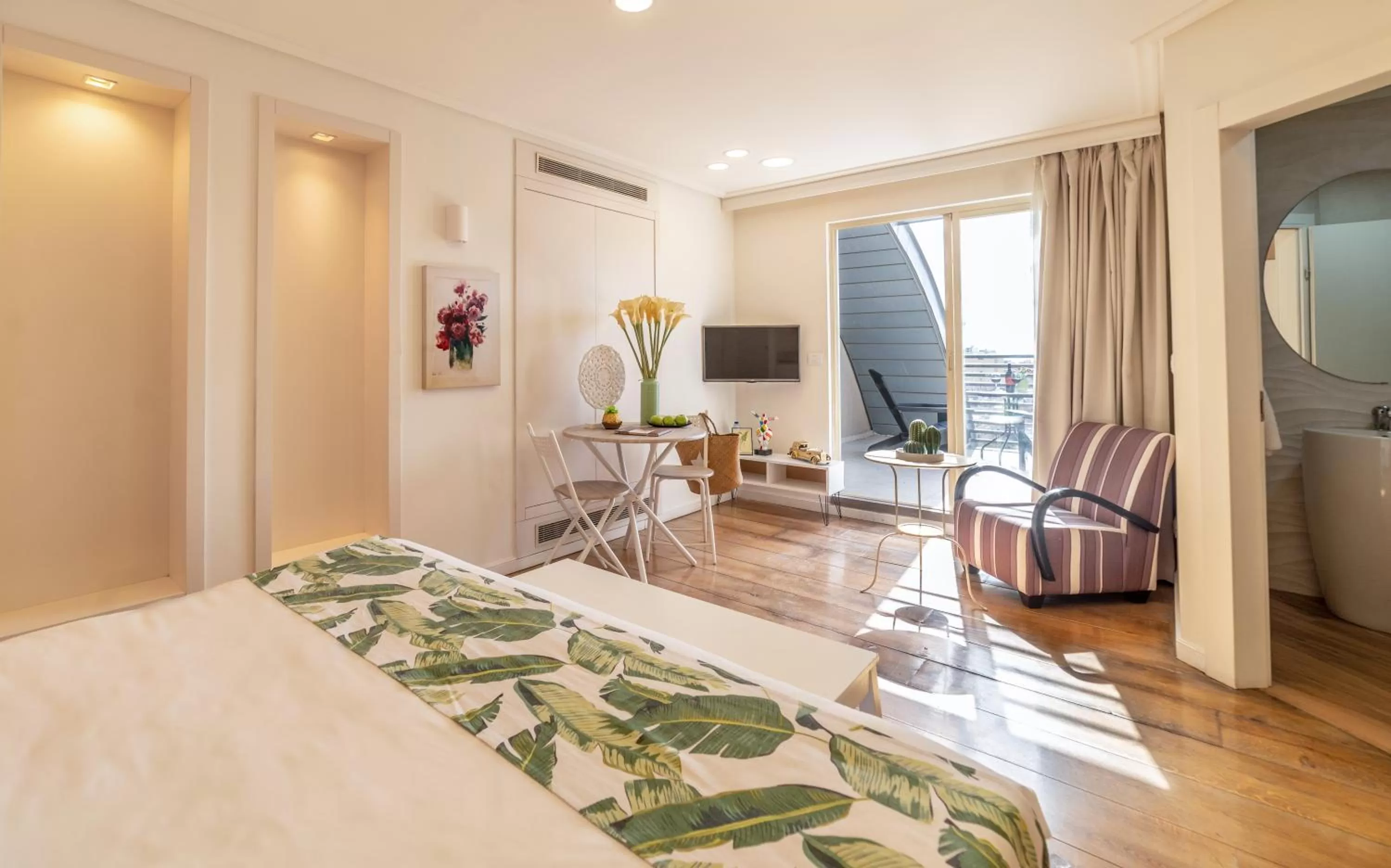 Photo of the whole room, Bed in Paamonim Hotel Jerusalem