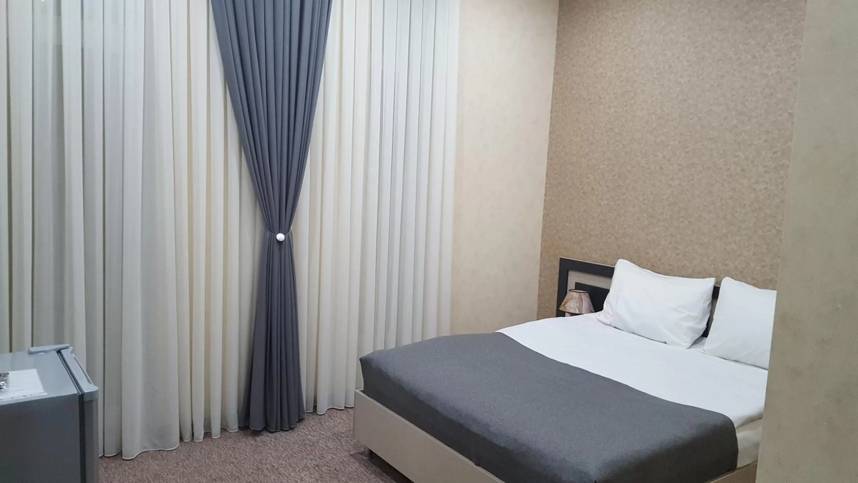 Photo of the whole room, Bed in Liel