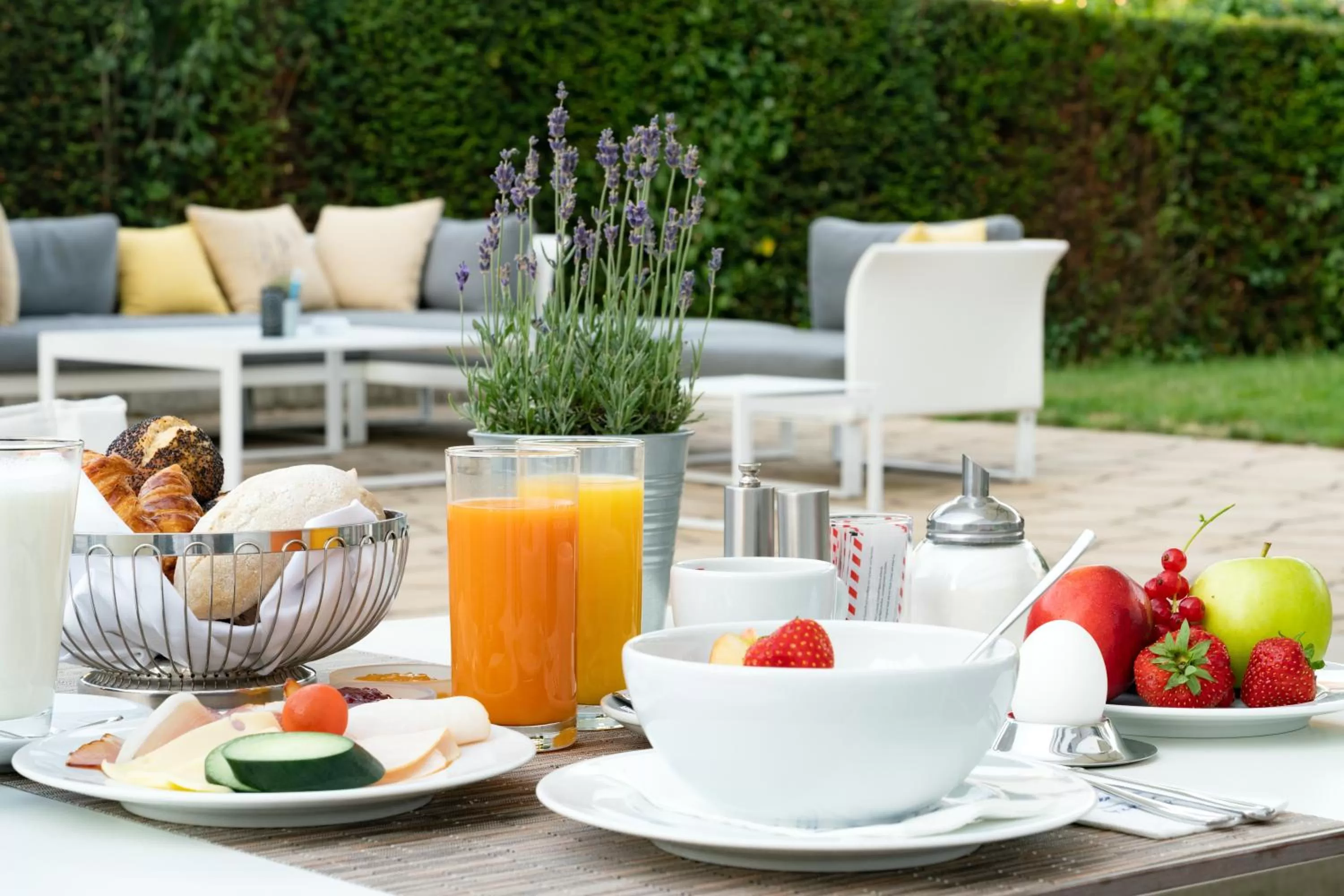 Patio in H+ Hotel Zürich