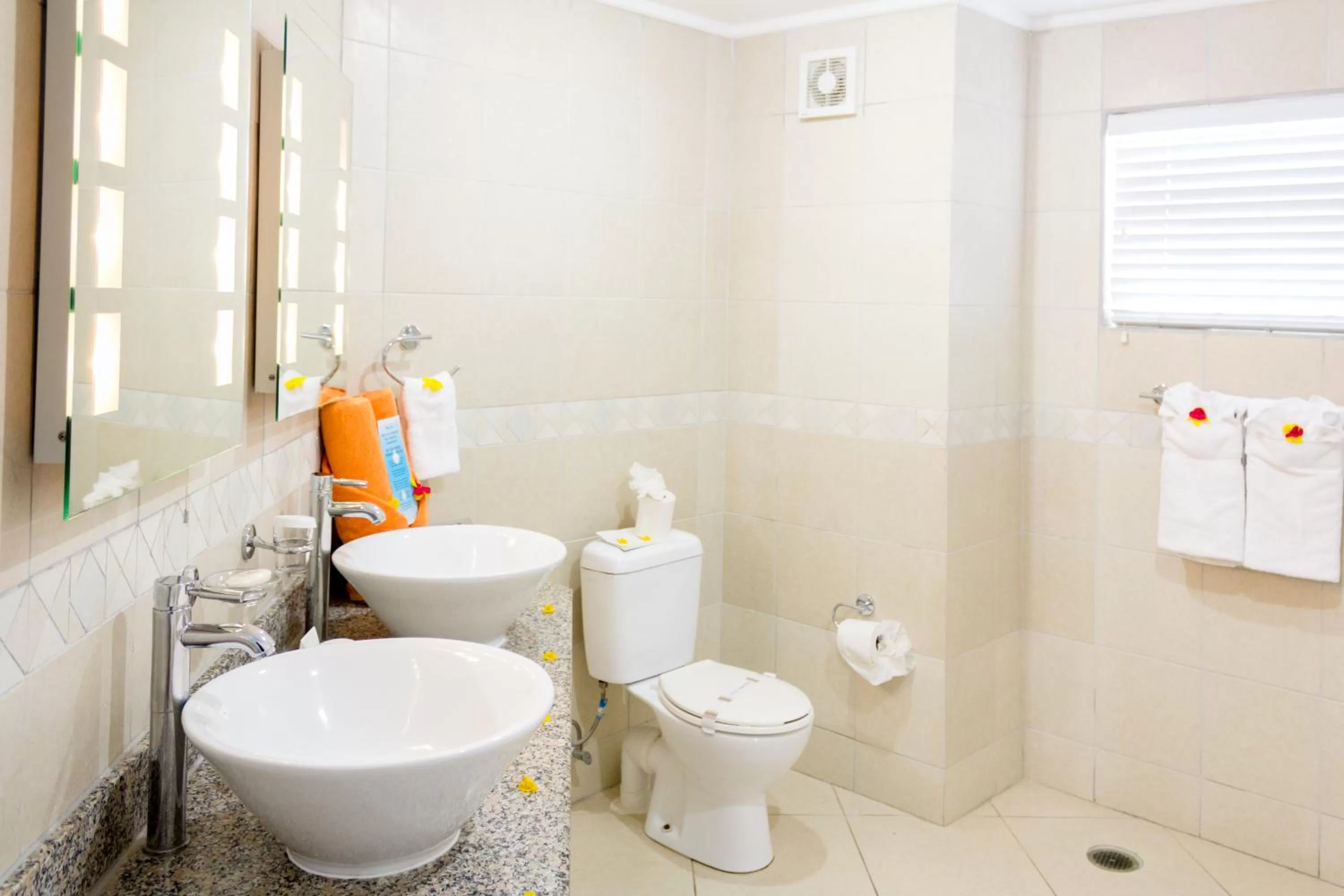 Shower in Bay Gardens Beach Resort & Spa