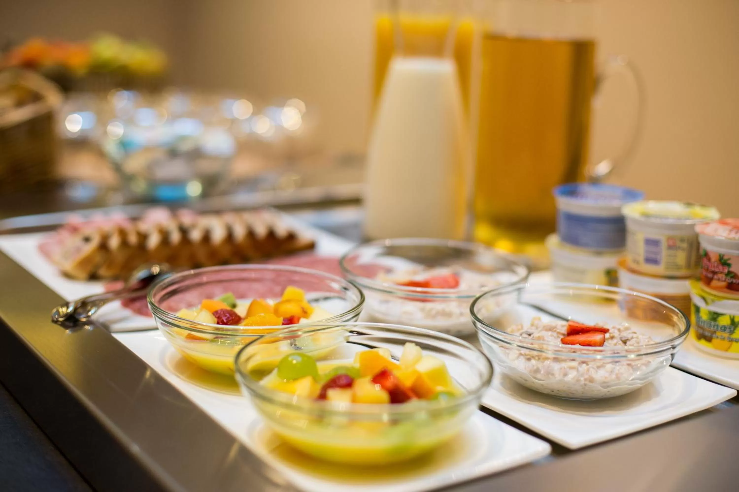 Buffet breakfast in Hôtel des Voyageurs Boutique