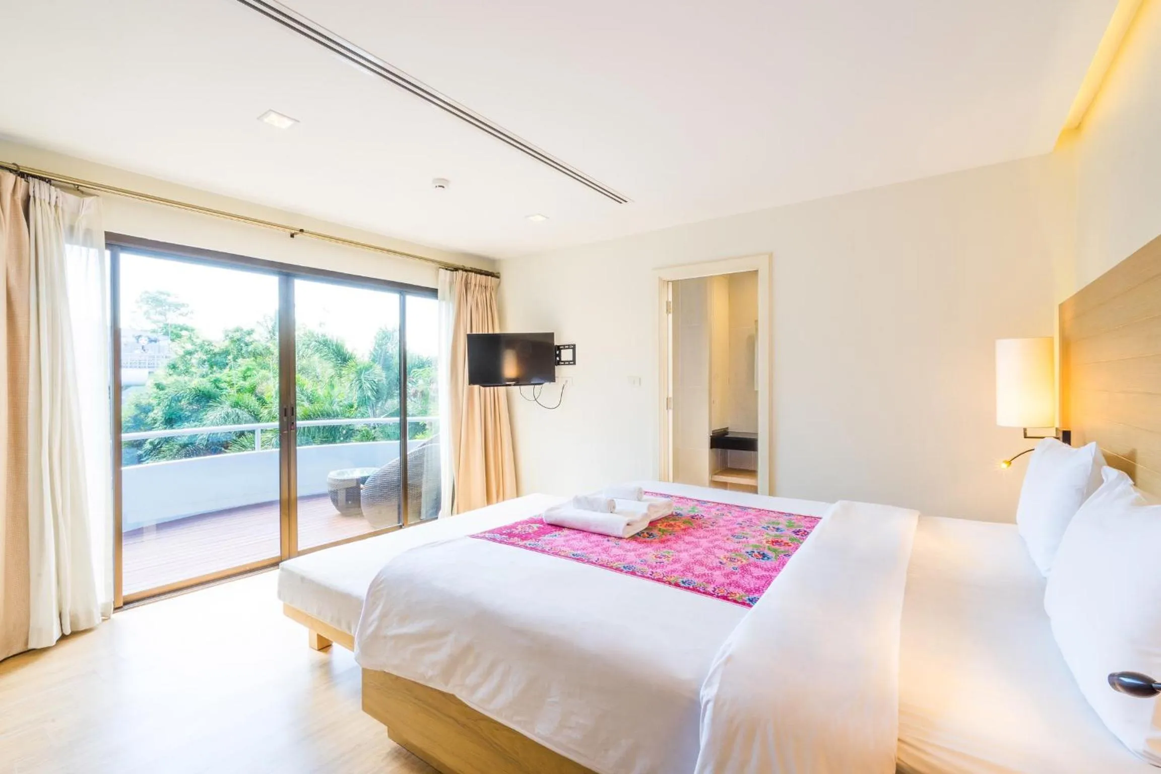 Photo of the whole room, Bed in Baan Suwantawe