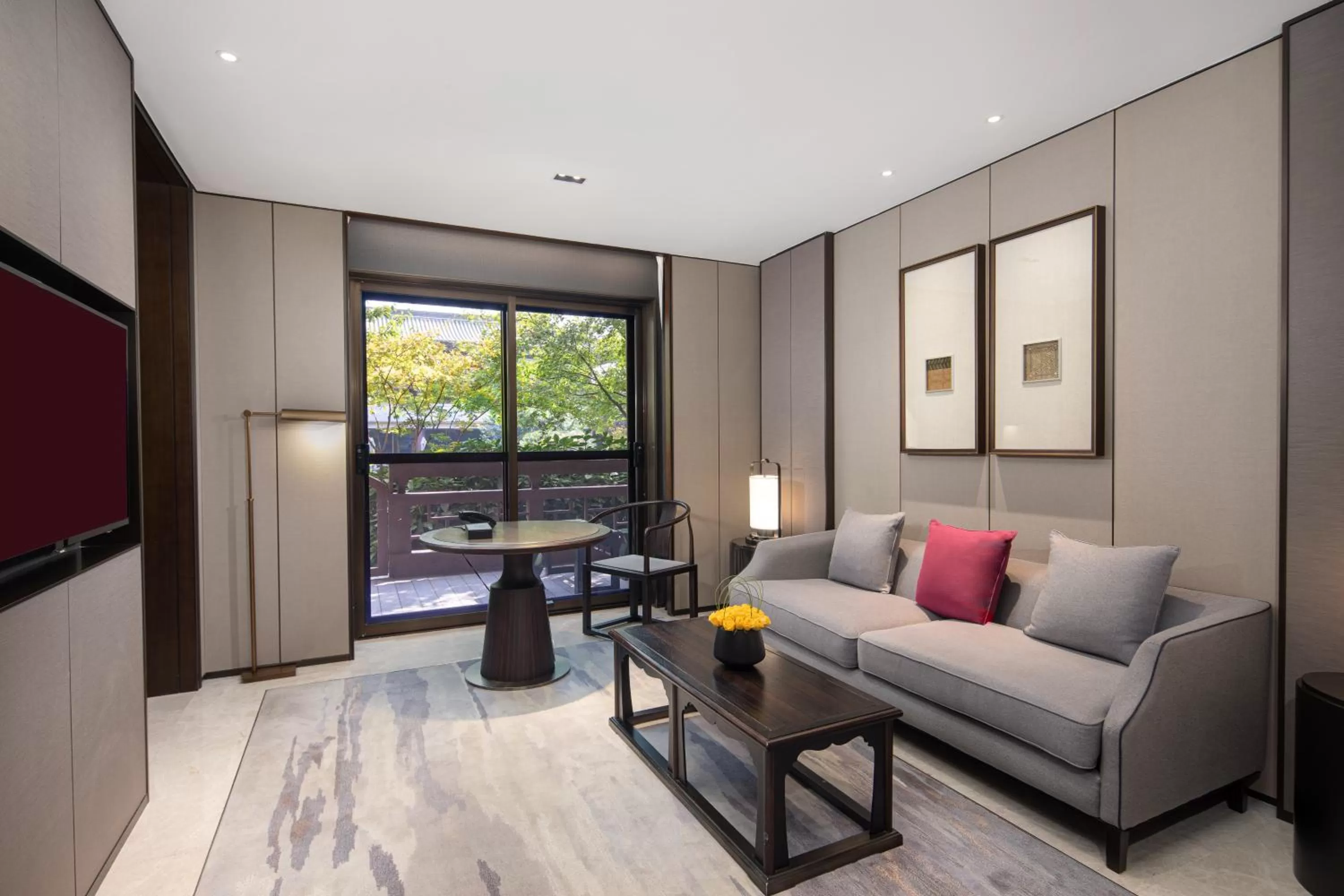 Living room in HUALUXE Xi'an Tanghua by IHG