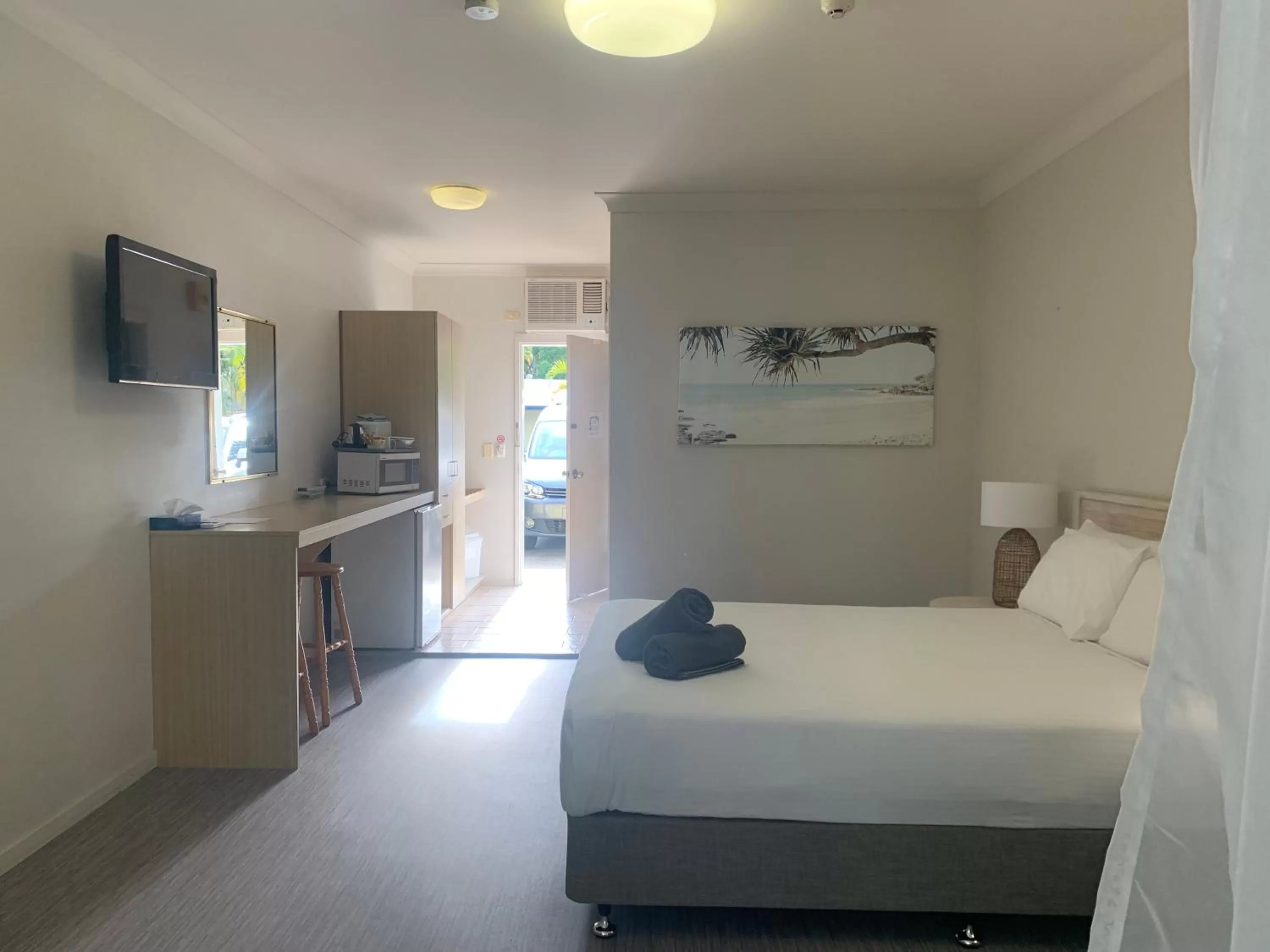 Kitchen or kitchenette, Bed in Woolgoolga Coast Motel