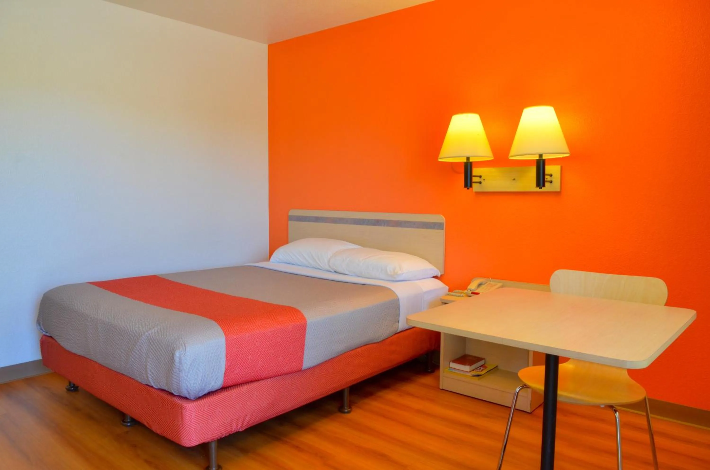 Bedroom, Bed in Motel 6-Santa Nella, CA - Los Banos - Interstate 5