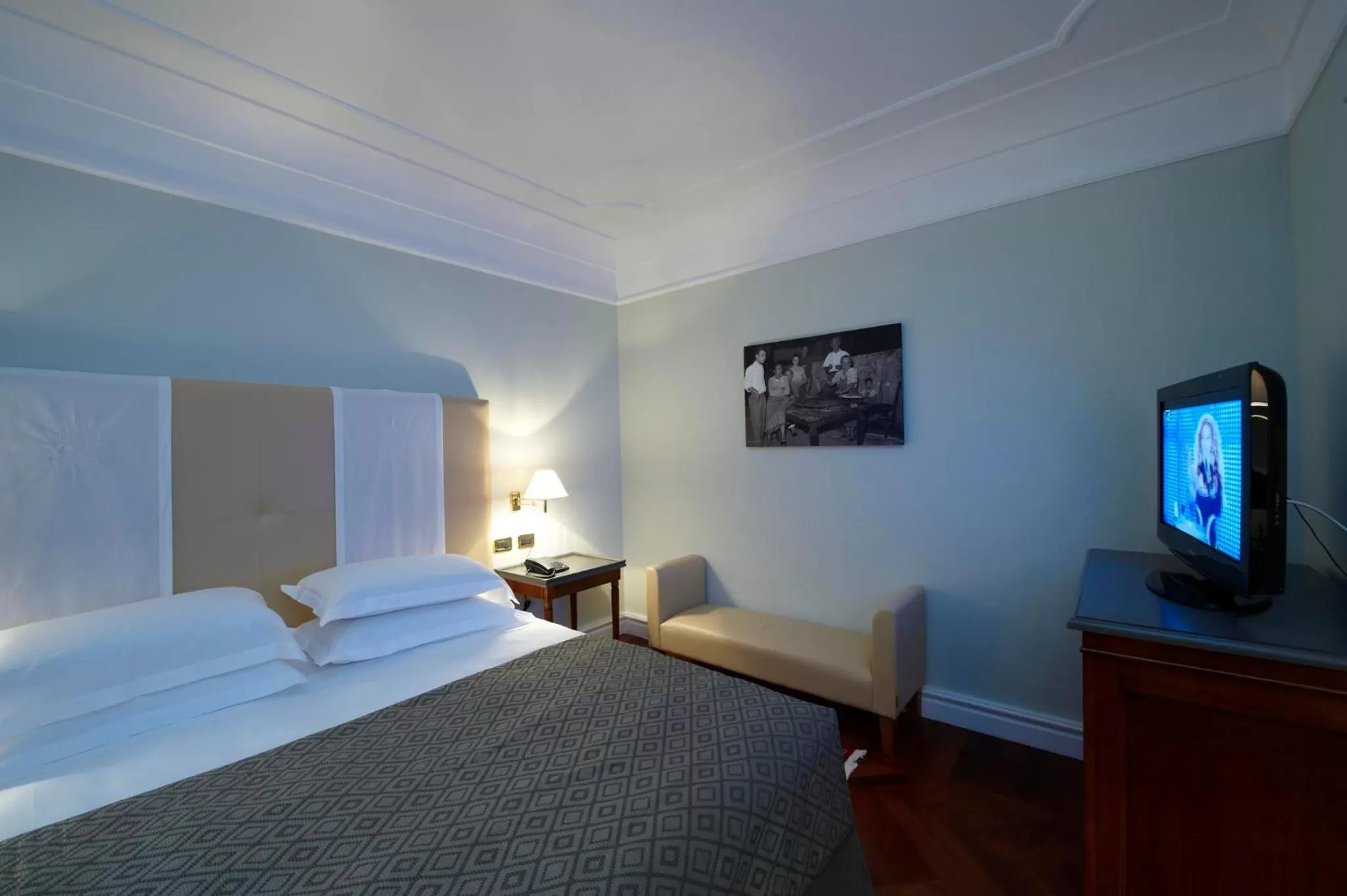 Photo of the whole room, Bed in Grand Hotel Piazza Borsa
