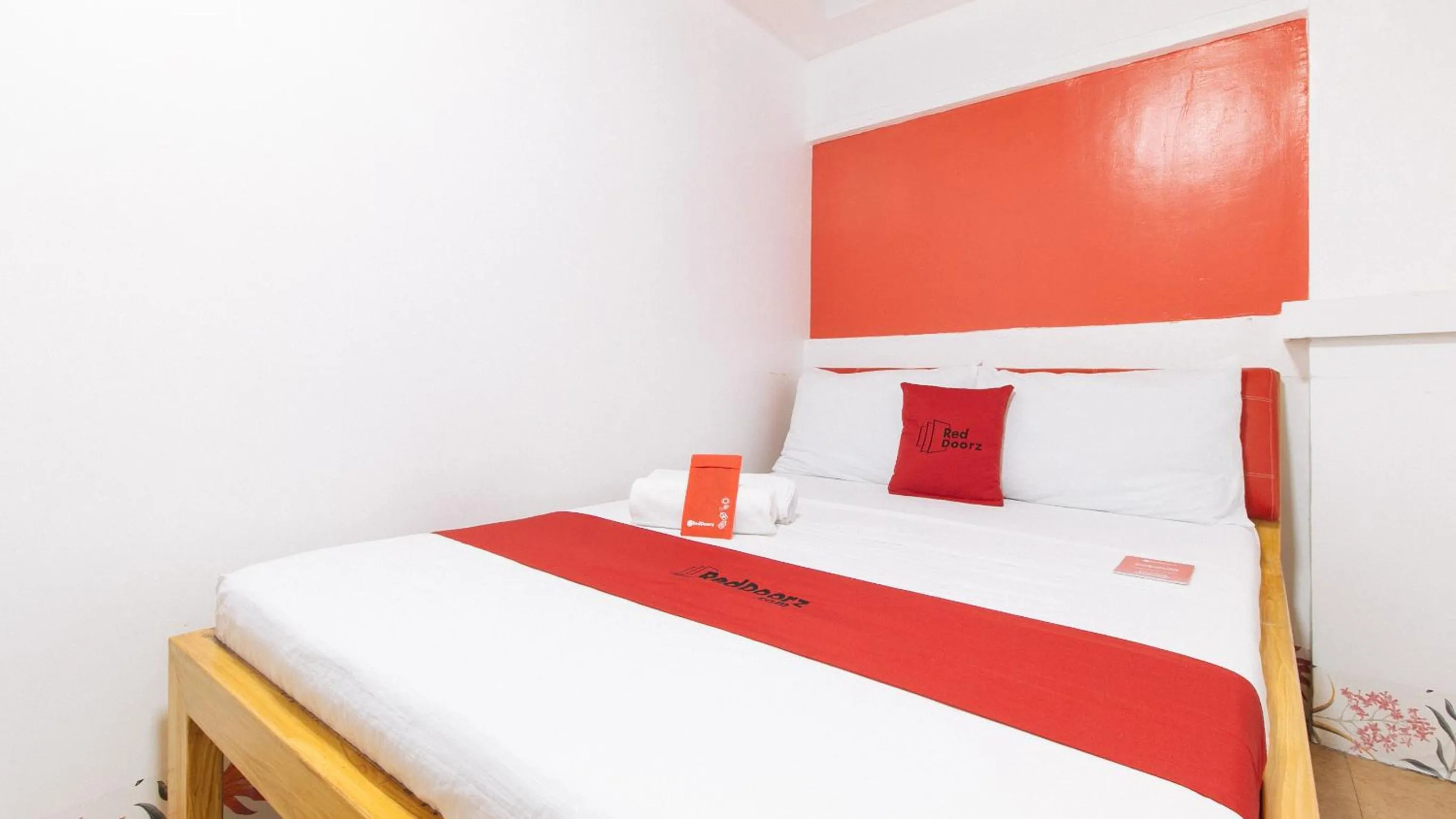 Photo of the whole room, Bed in RedDoorz at DBuilders Rooms Ph1 Taguig
