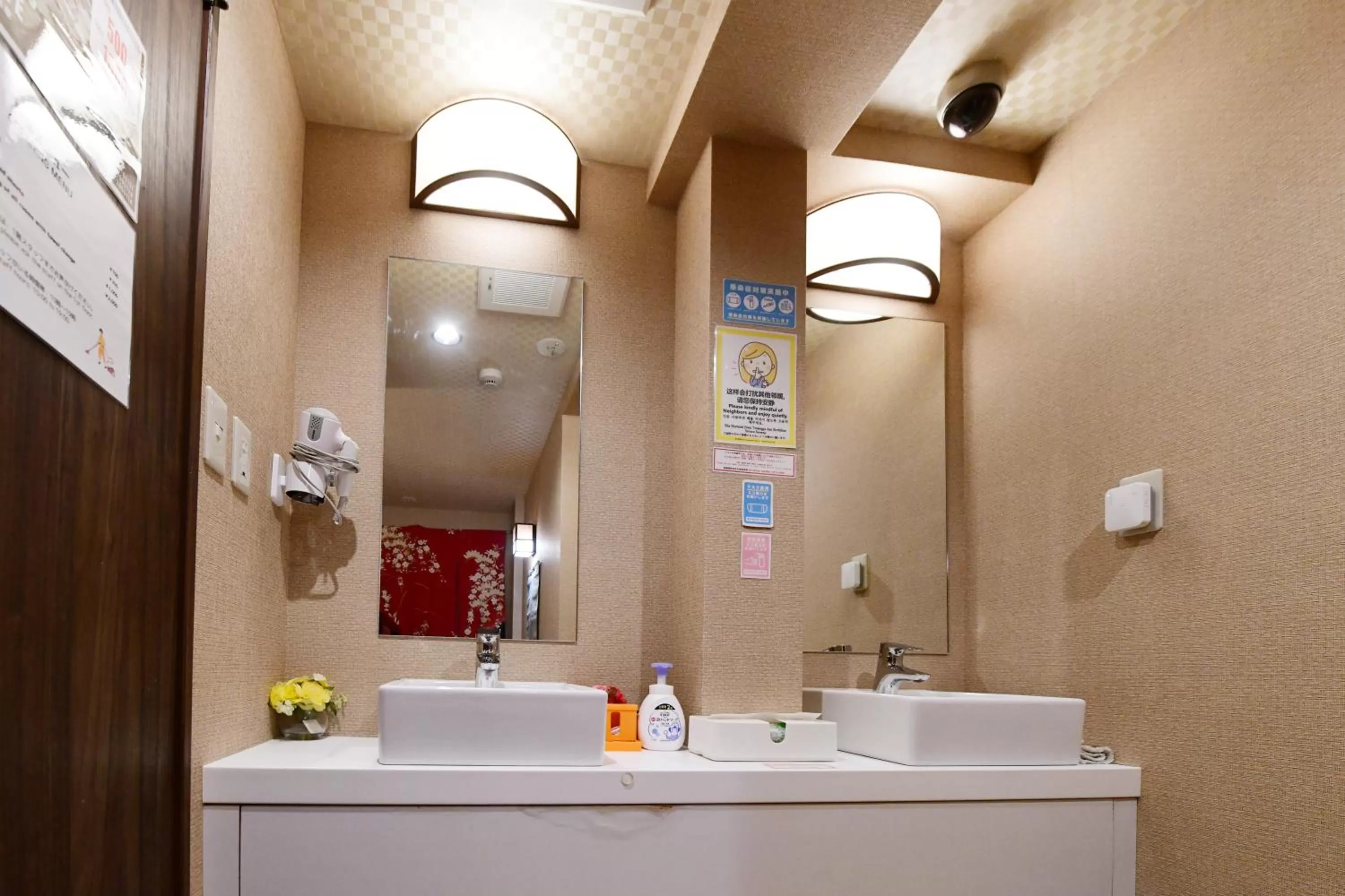 Bathroom in 無料wi-fi JING HOUSE 秋葉原 電動自転車レンタル