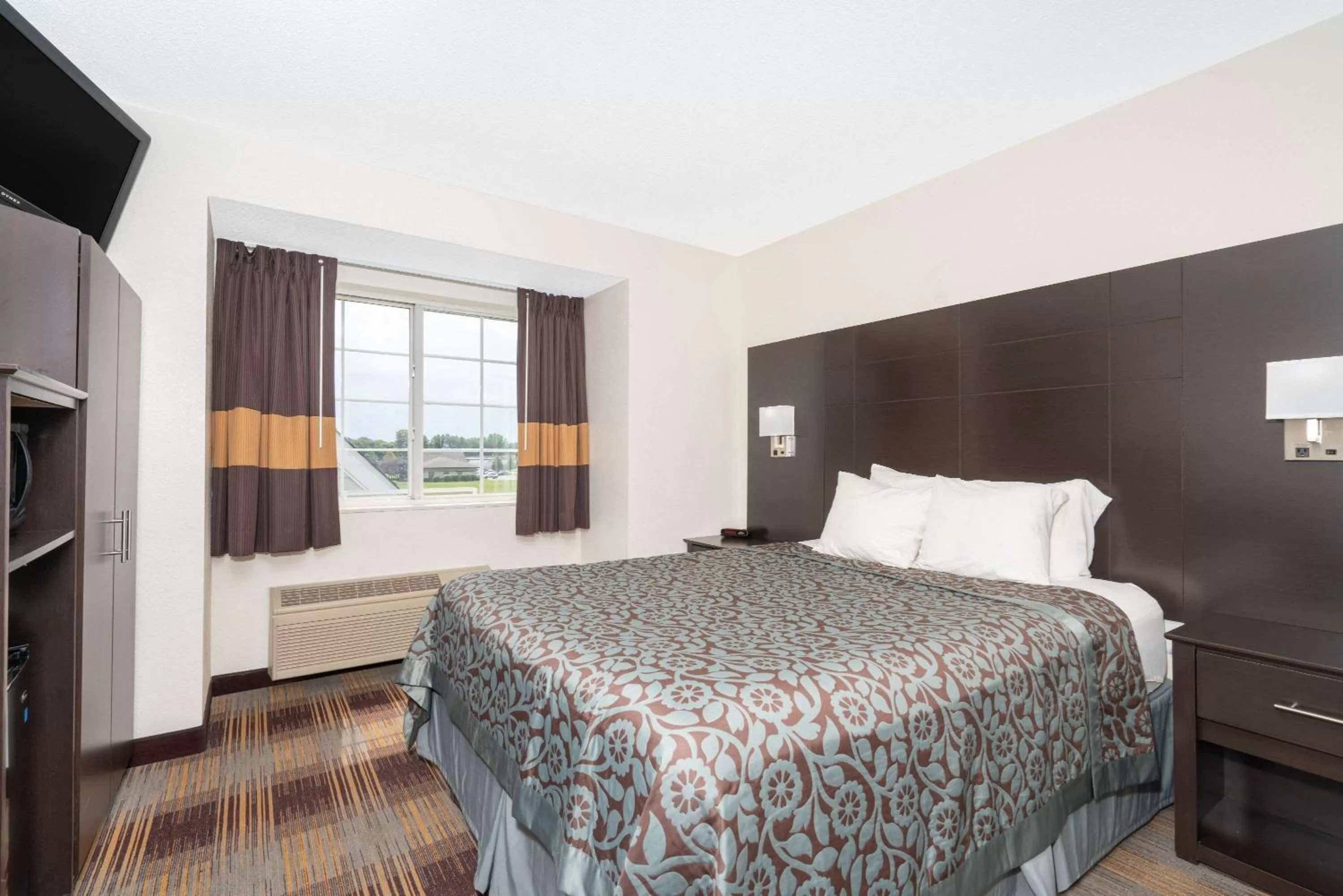 Photo of the whole room, Bed in Days Inn by Wyndham Faribault