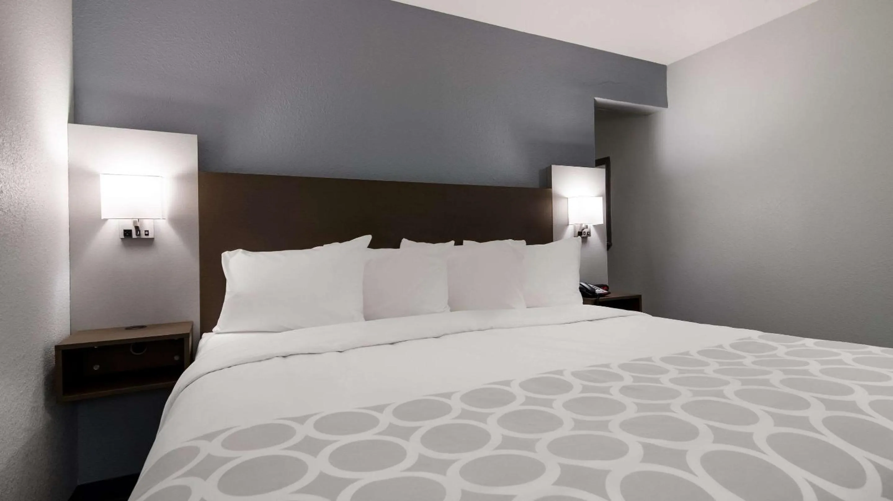 Bedroom in Suburban Studios Portage