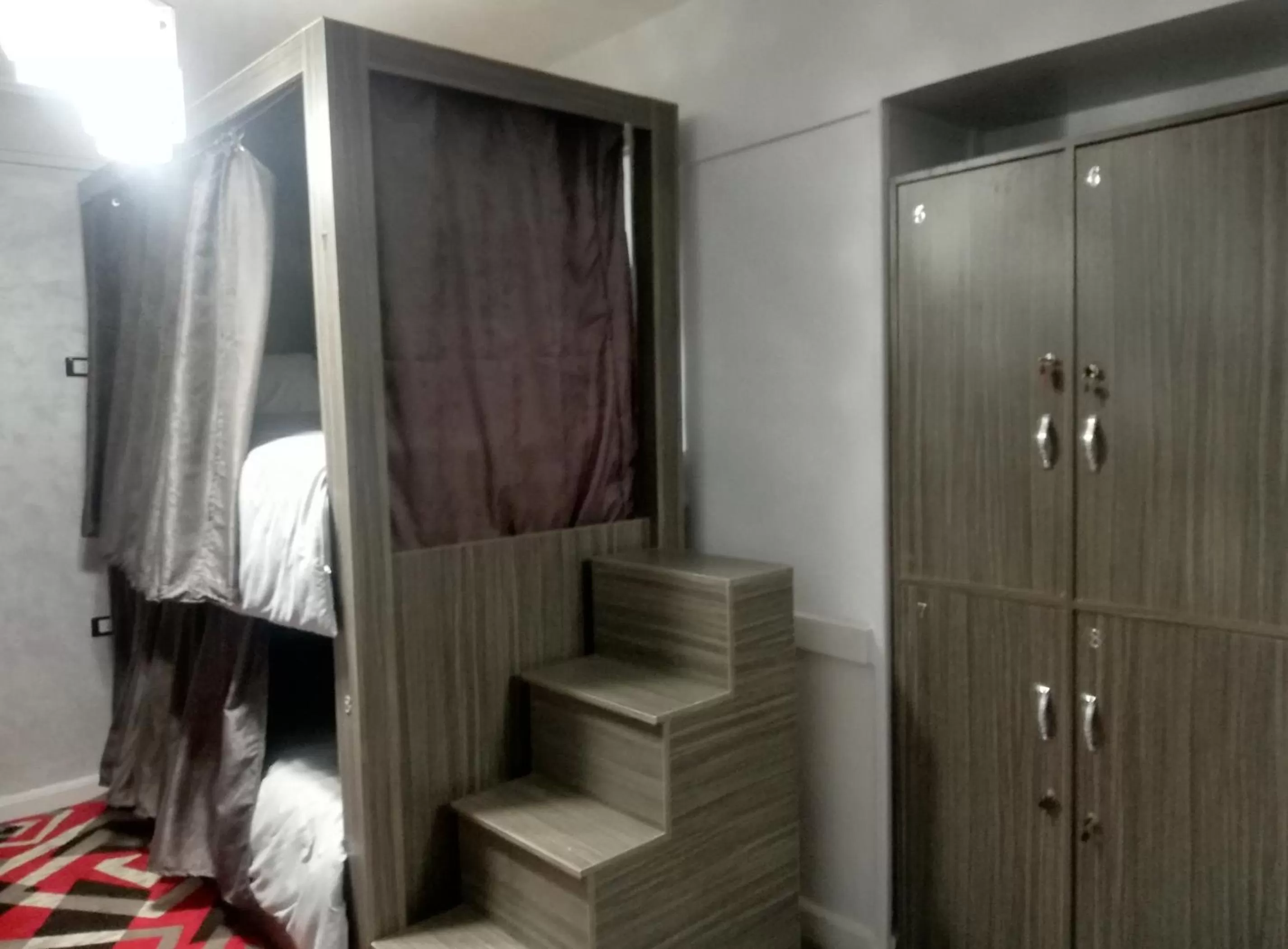 Communal lounge/ TV room in Hostel Sunset Down town