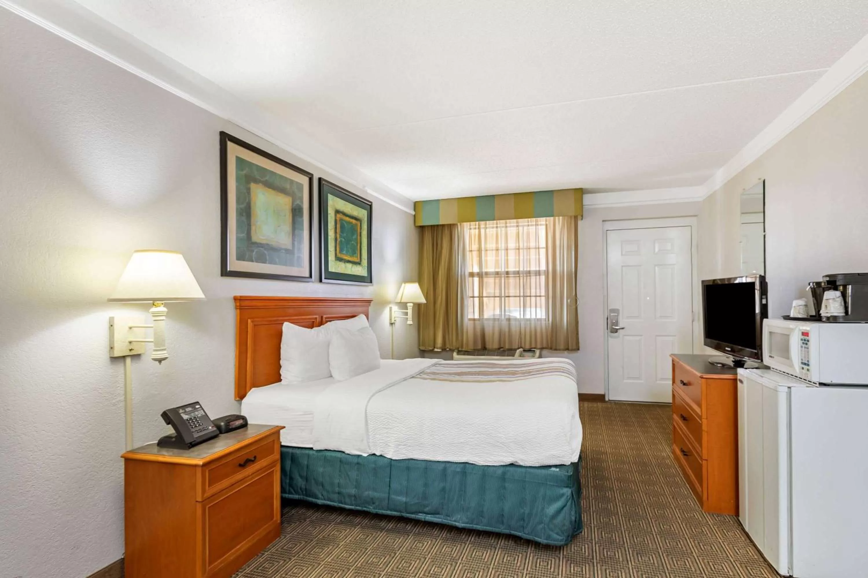 Photo of the whole room, Bed in La Quinta Inn by Wyndham El Paso West