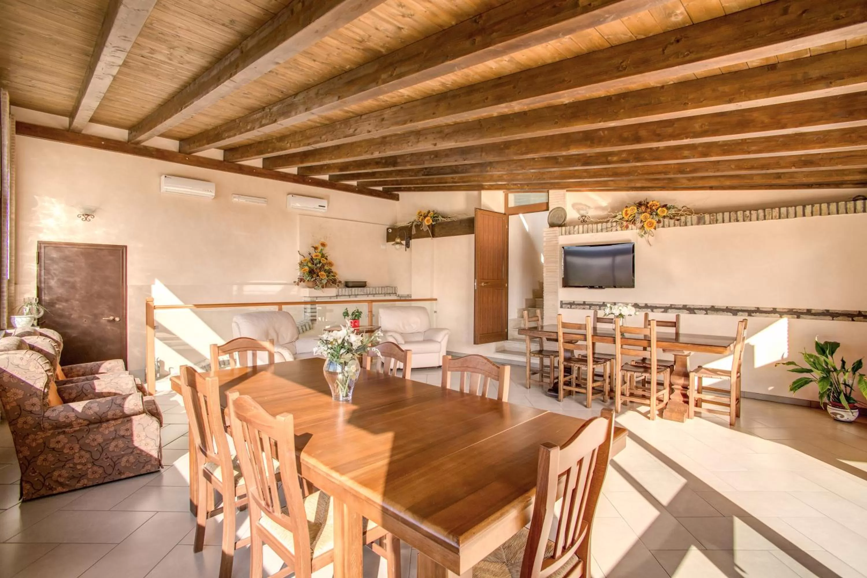 Communal lounge/ TV room in Hotel Roma Tiburtina Metro