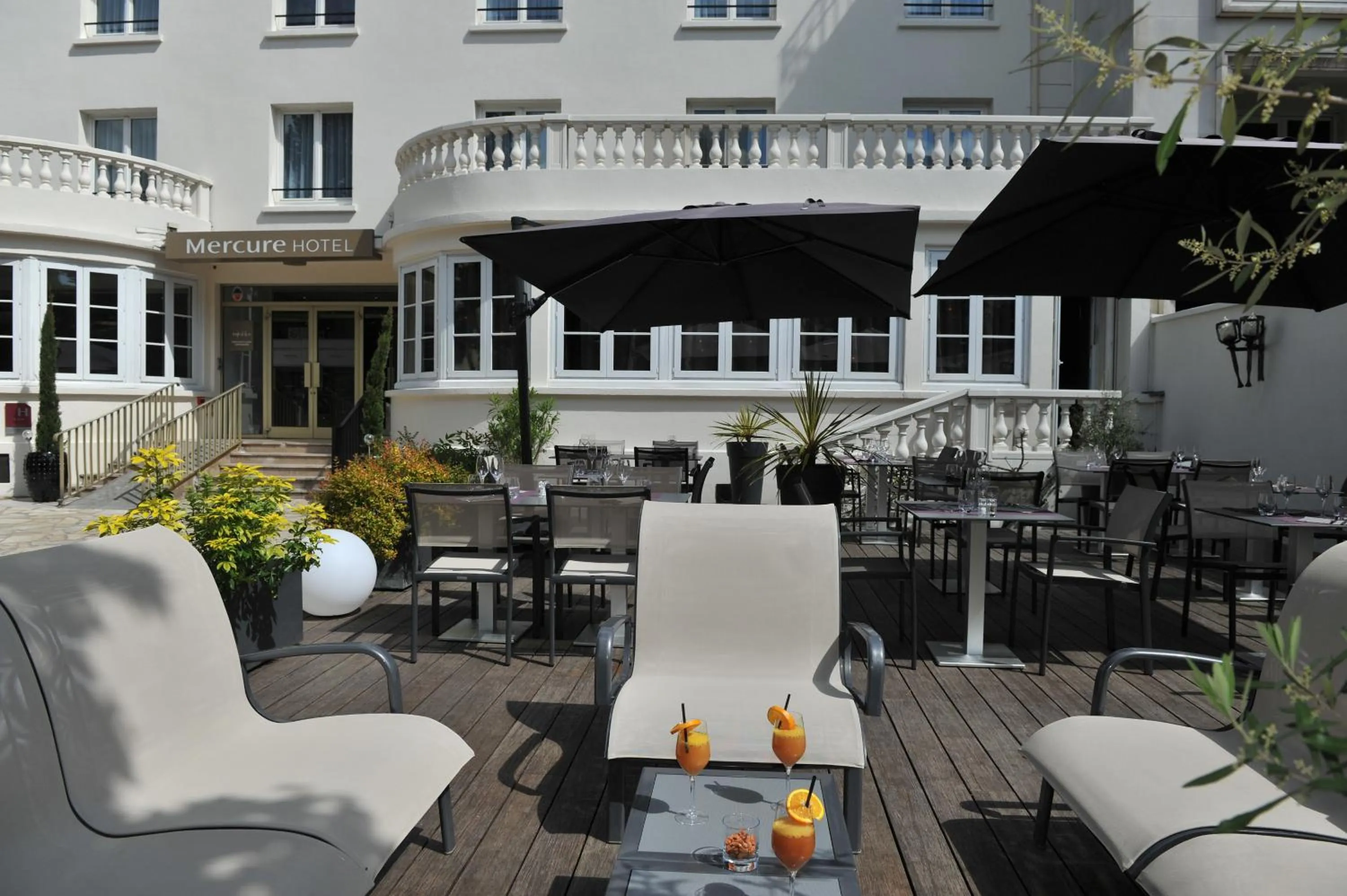 Patio in Mercure Paris Saint Cloud Hippodrome