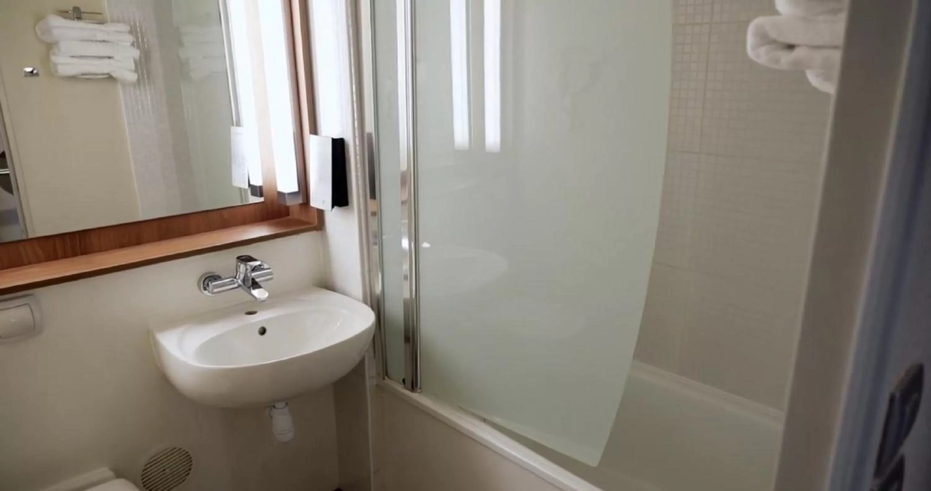 Bathroom in Campanile Paris Ouest - Gennevilliers Barbanniers