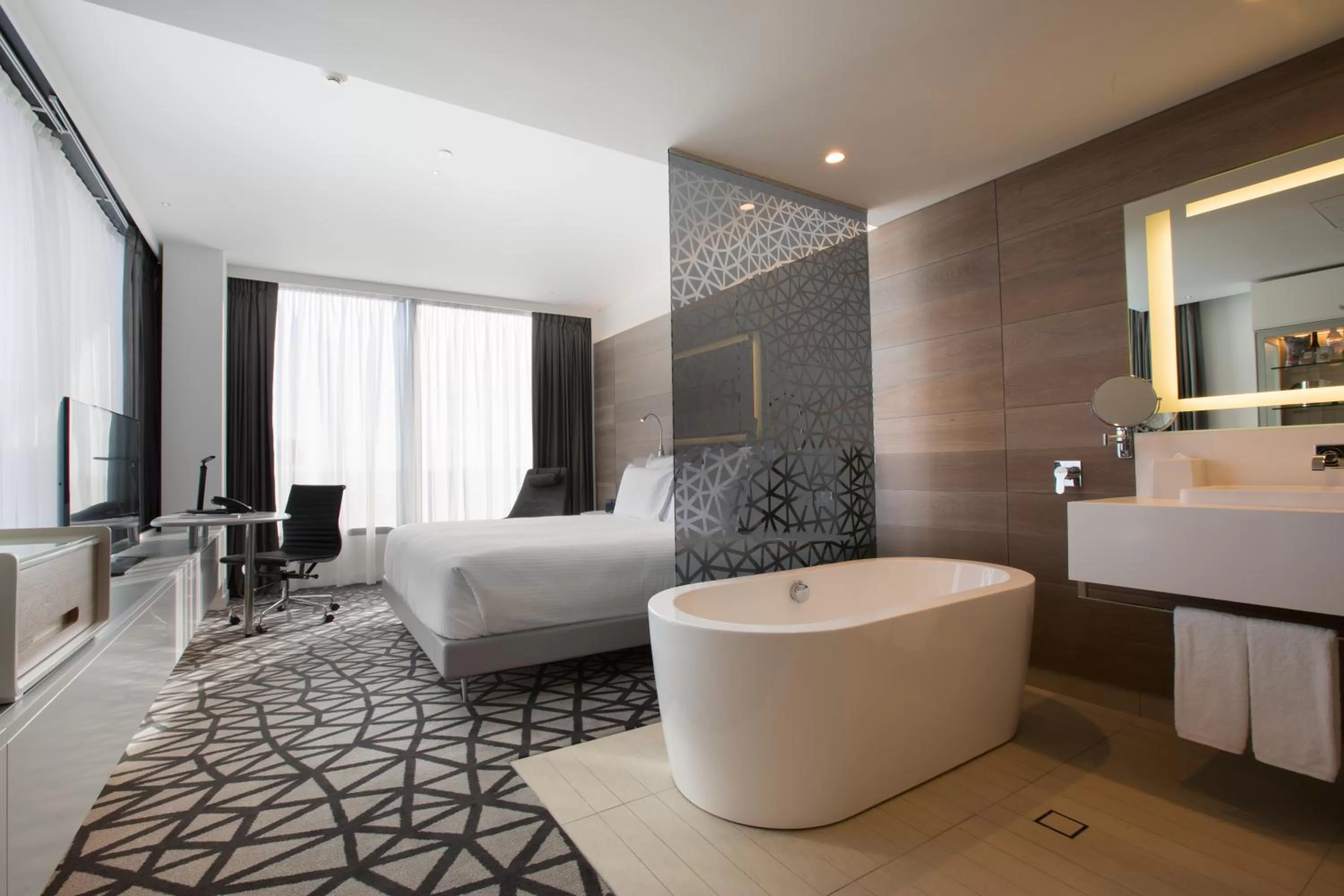 Deluxe King Room in Pullman Sydney Airport