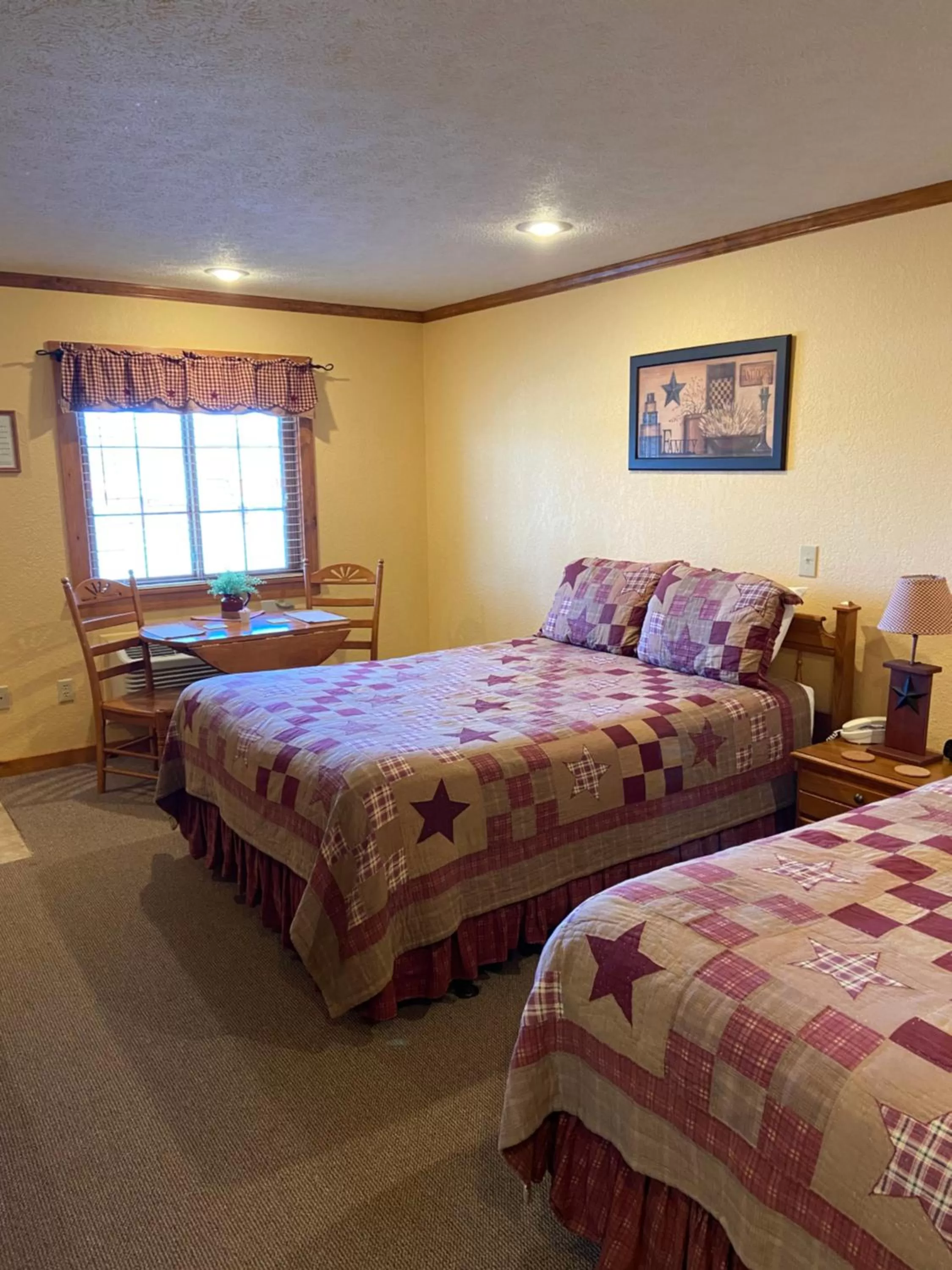 Photo of the whole room, Bed in The Garrett Inn