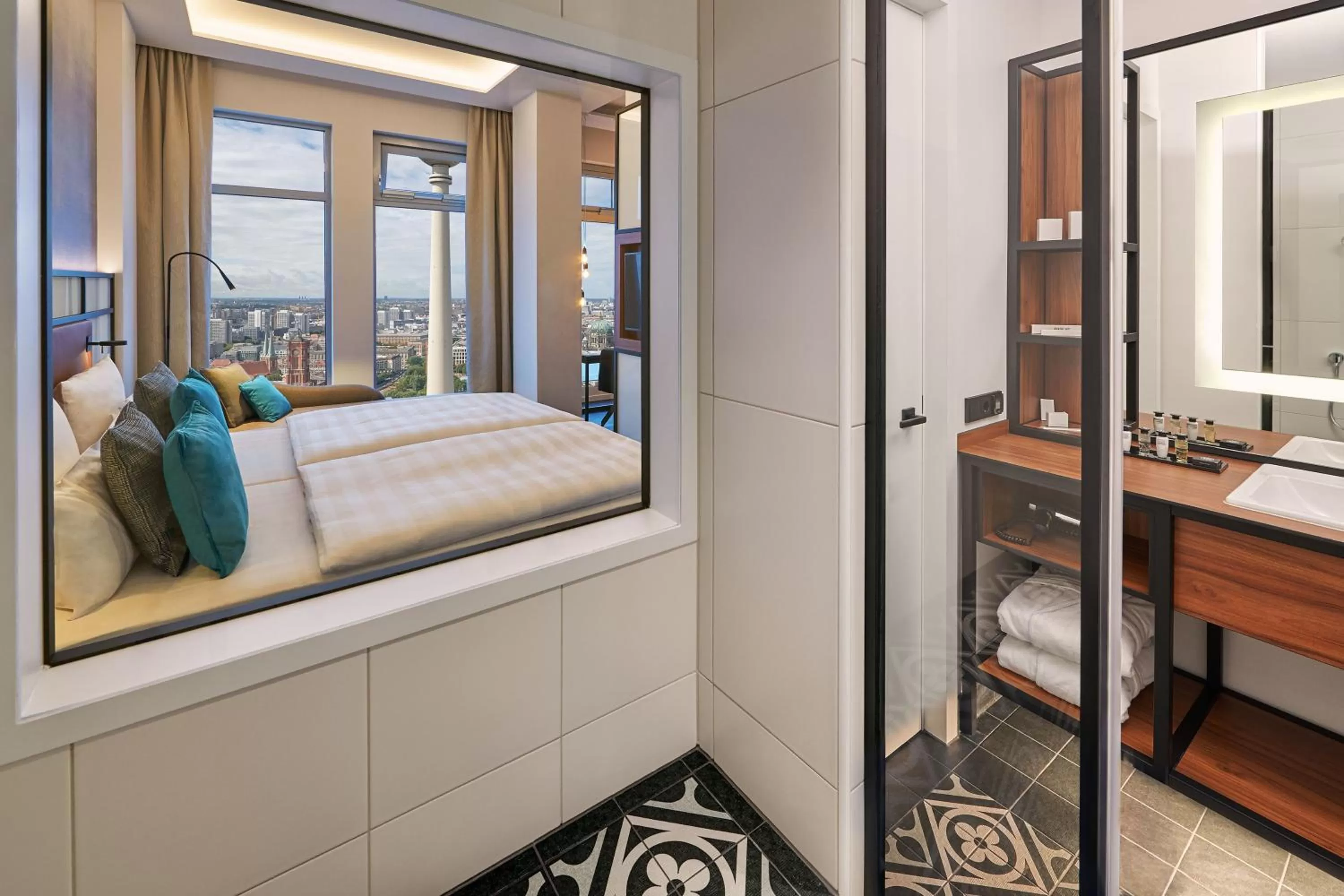 Bathroom, Bed in Park Inn by Radisson Berlin Alexanderplatz