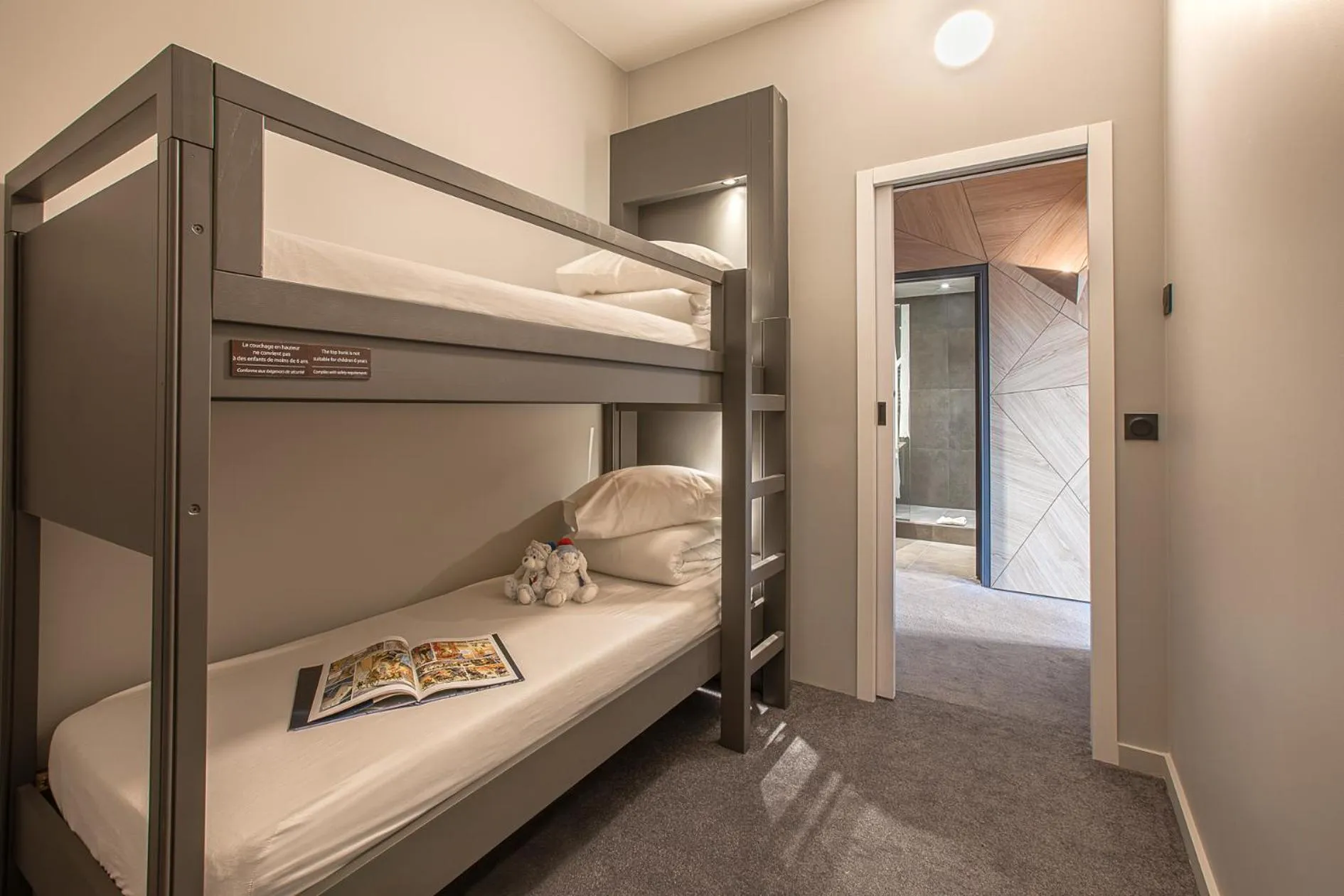 Bedroom, Bed in Altezza - Arc 1800 Hotel & Spa - ex Mercure