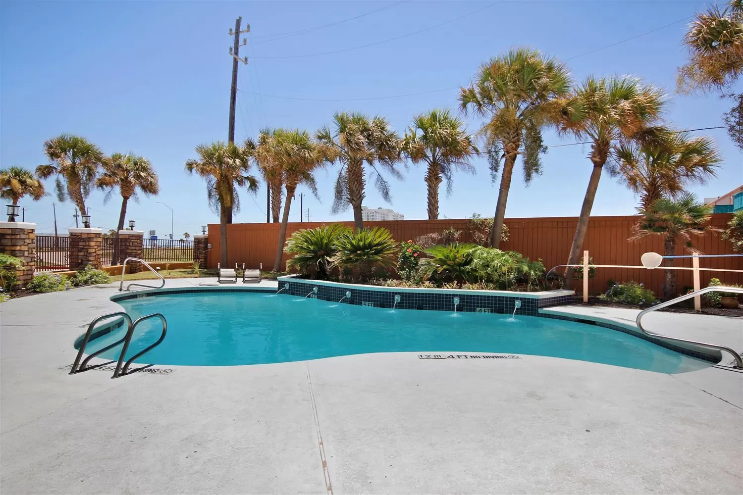 Swimming pool in Best Western Plus Seawall Inn & Suites by the Beach