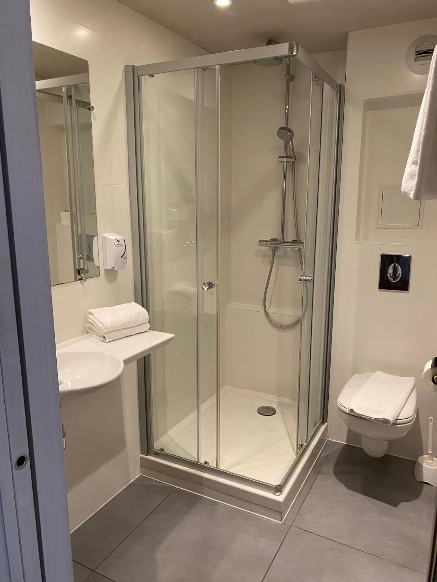 Shower in Logis Hôtel Restaurant Au Cerf d'Or