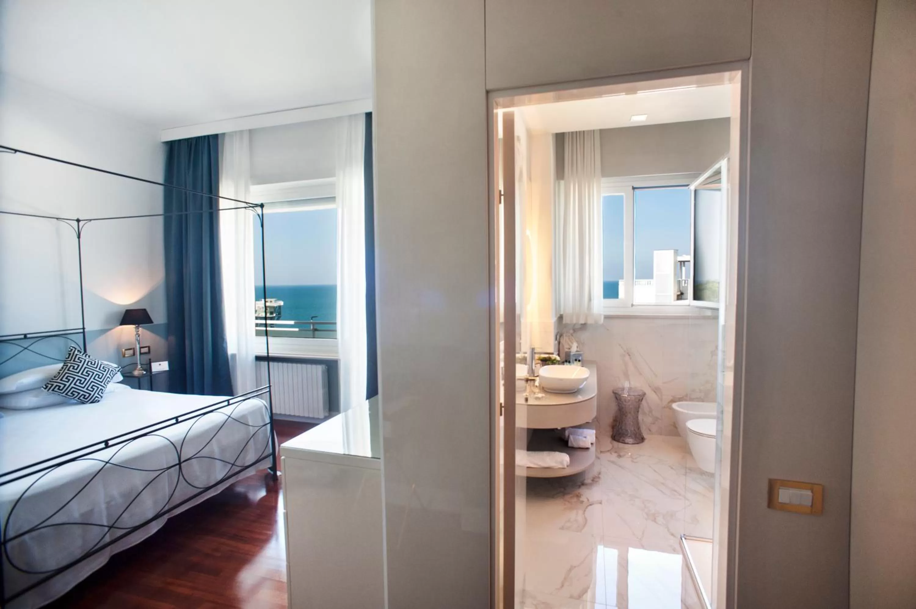 Bathroom, Bed in Grand Hotel Passetto