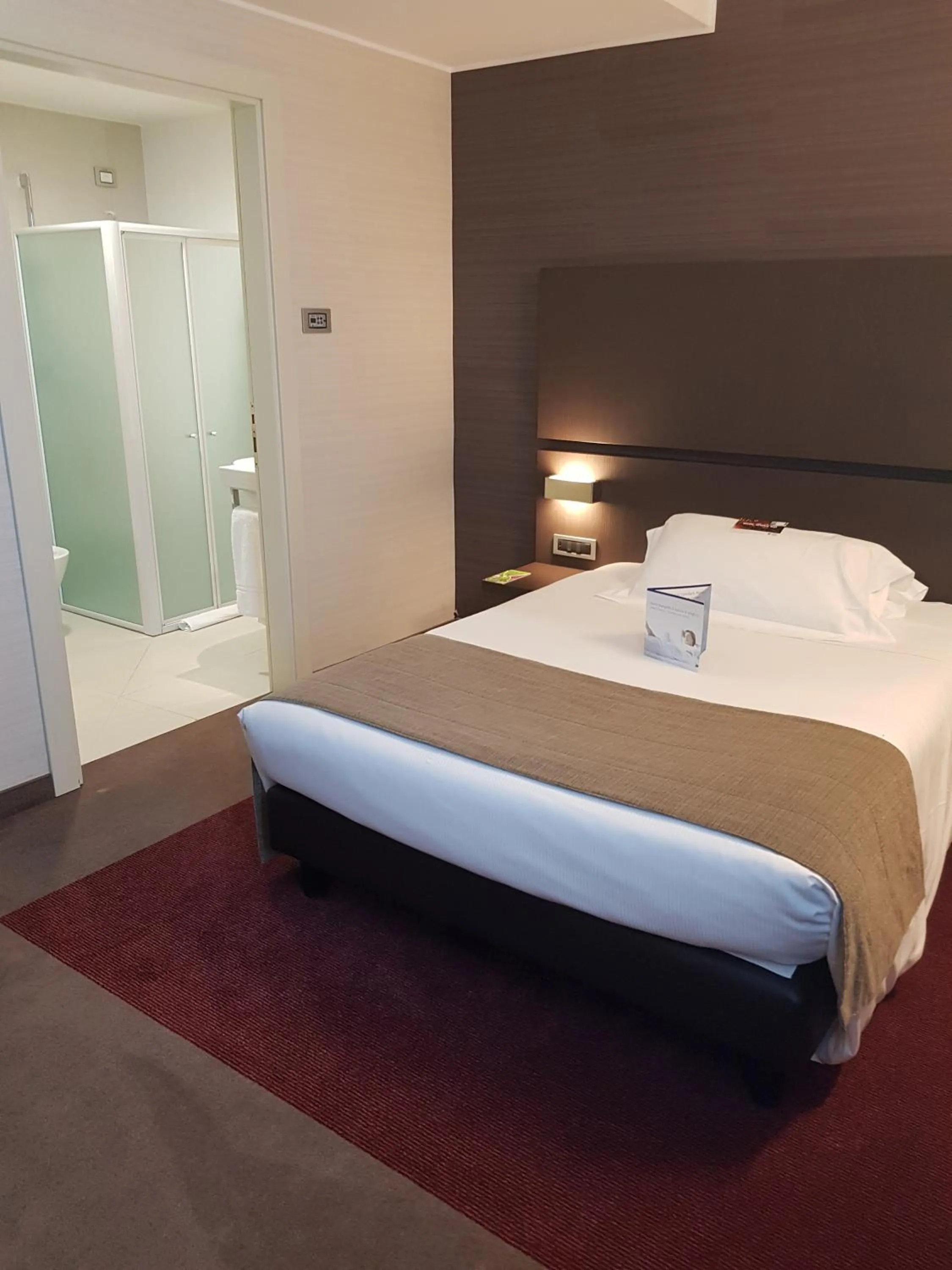 Bathroom, Bed in Best Western Plus Hotel Monza e Brianza Palace