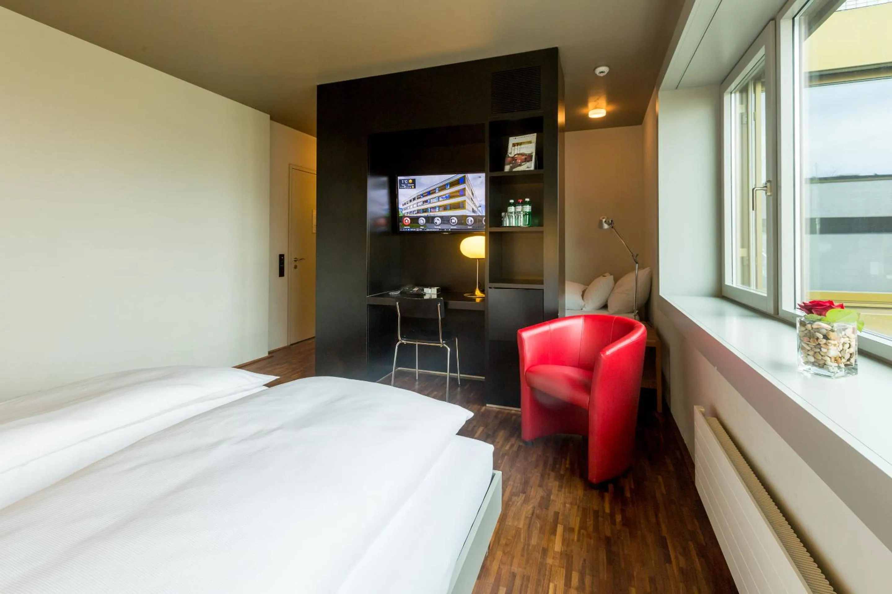 Photo of the whole room, Bed in Dasbreitehotel am Rhein