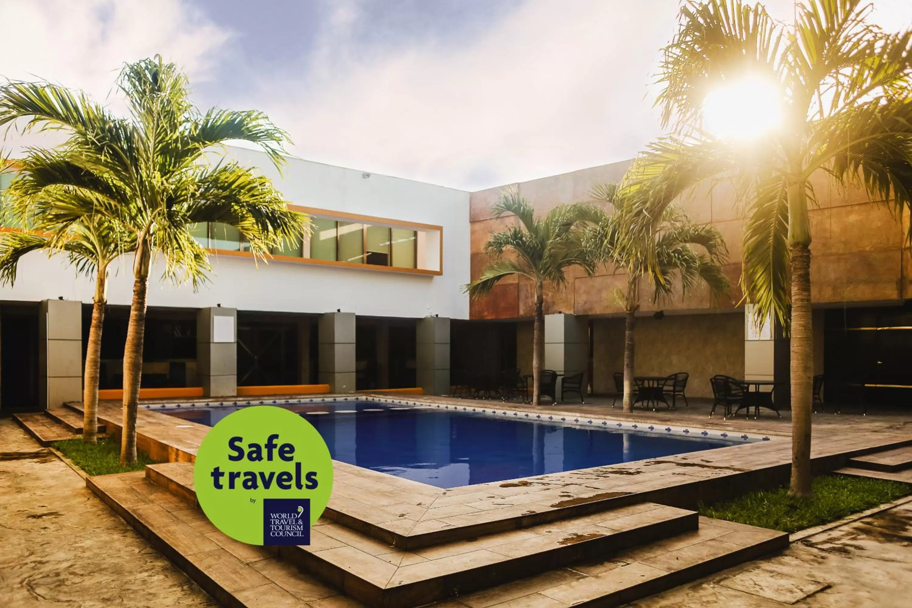 Swimming pool in Hotel Plaza Mirador