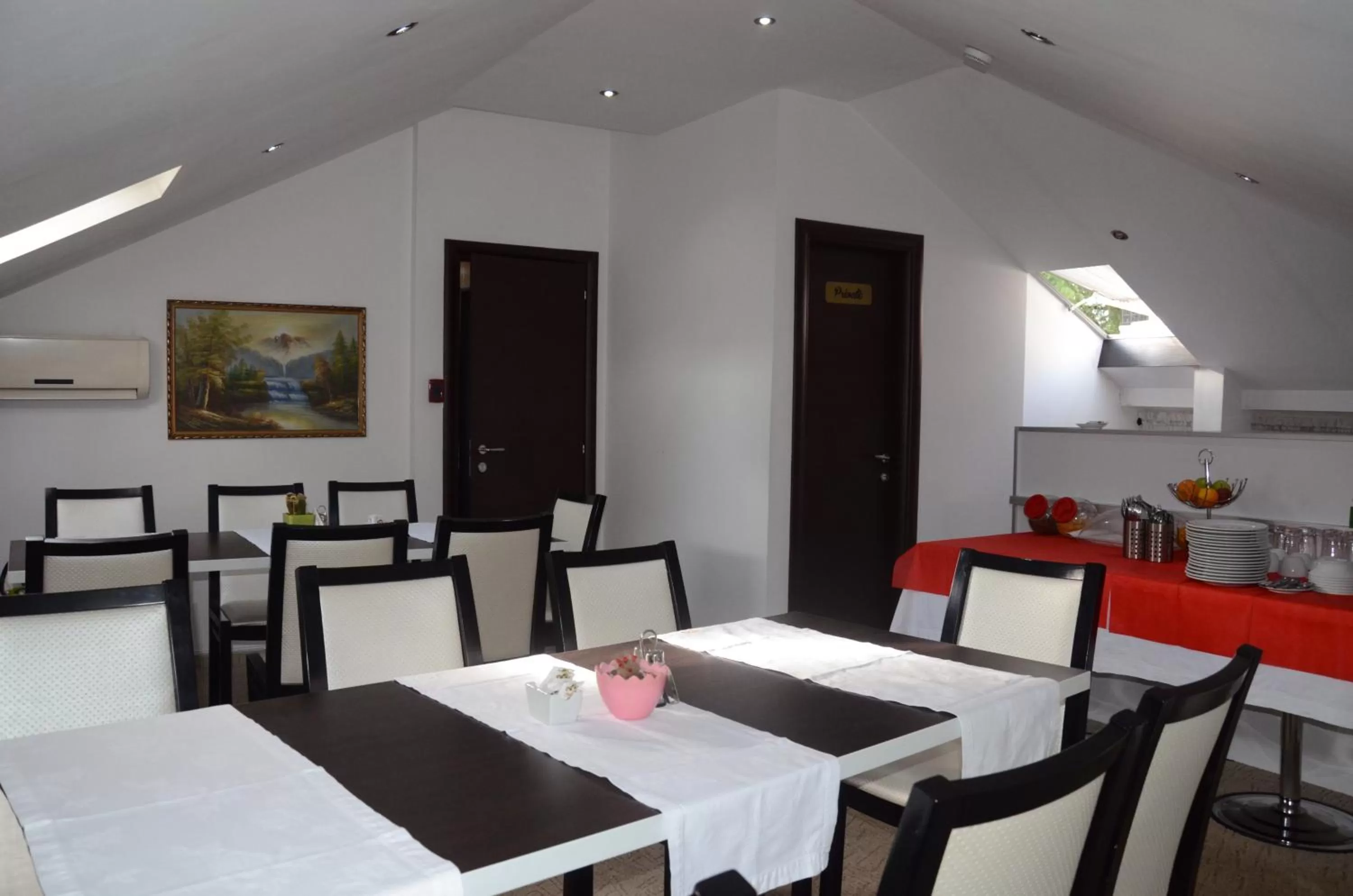 Restaurant/Places to Eat in Jolly City Center Hotel