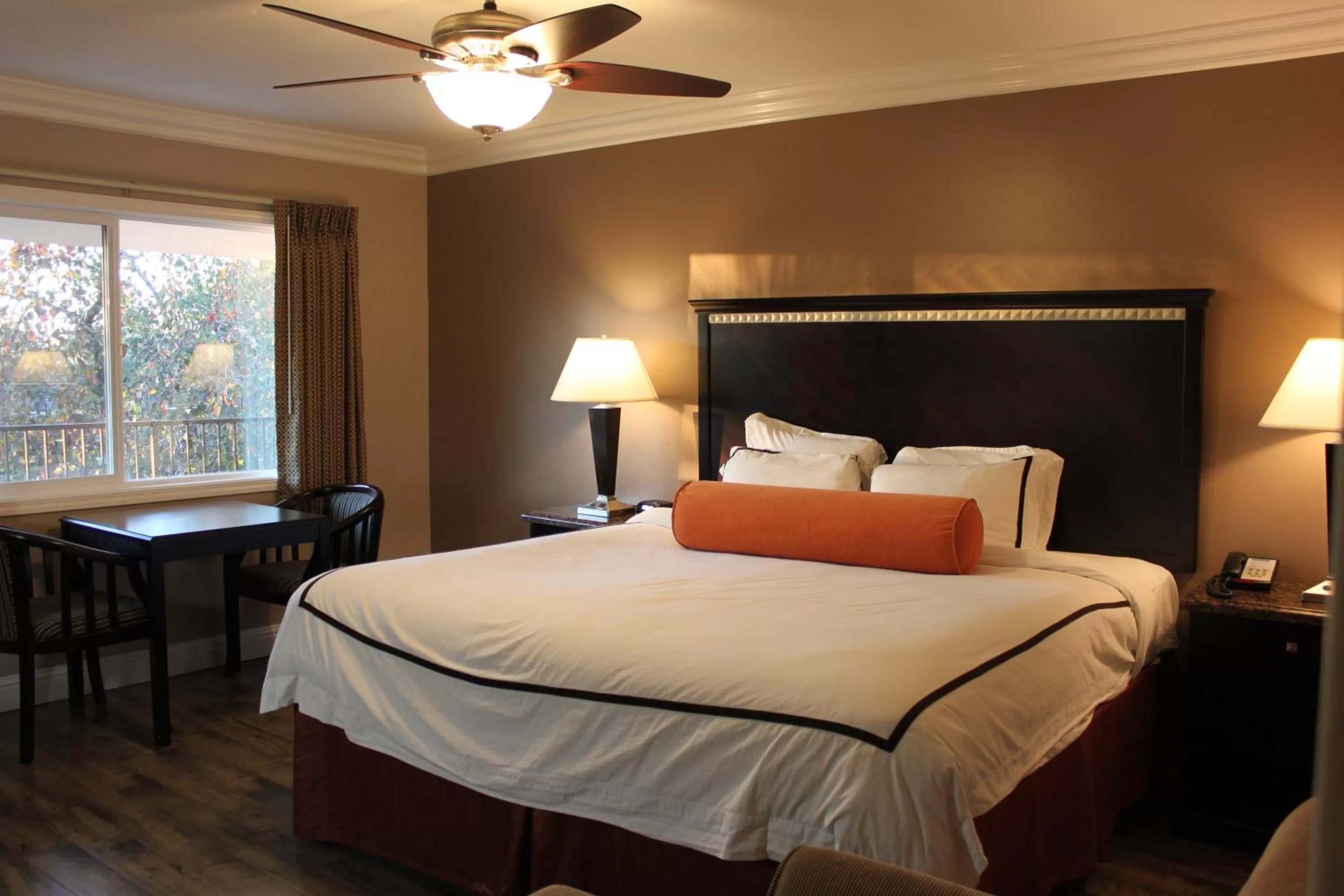 Seating area, Bed in Travelodge by Wyndham Santa Maria