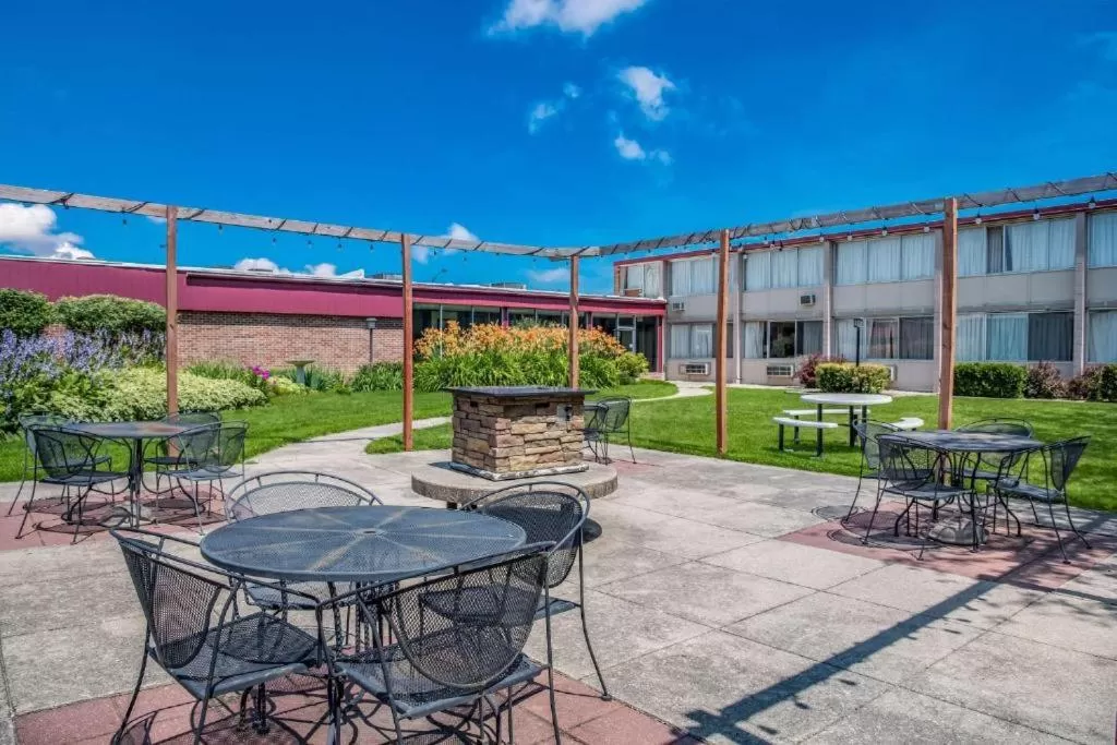 Inner courtyard view in Econo Lodge Albert Lea