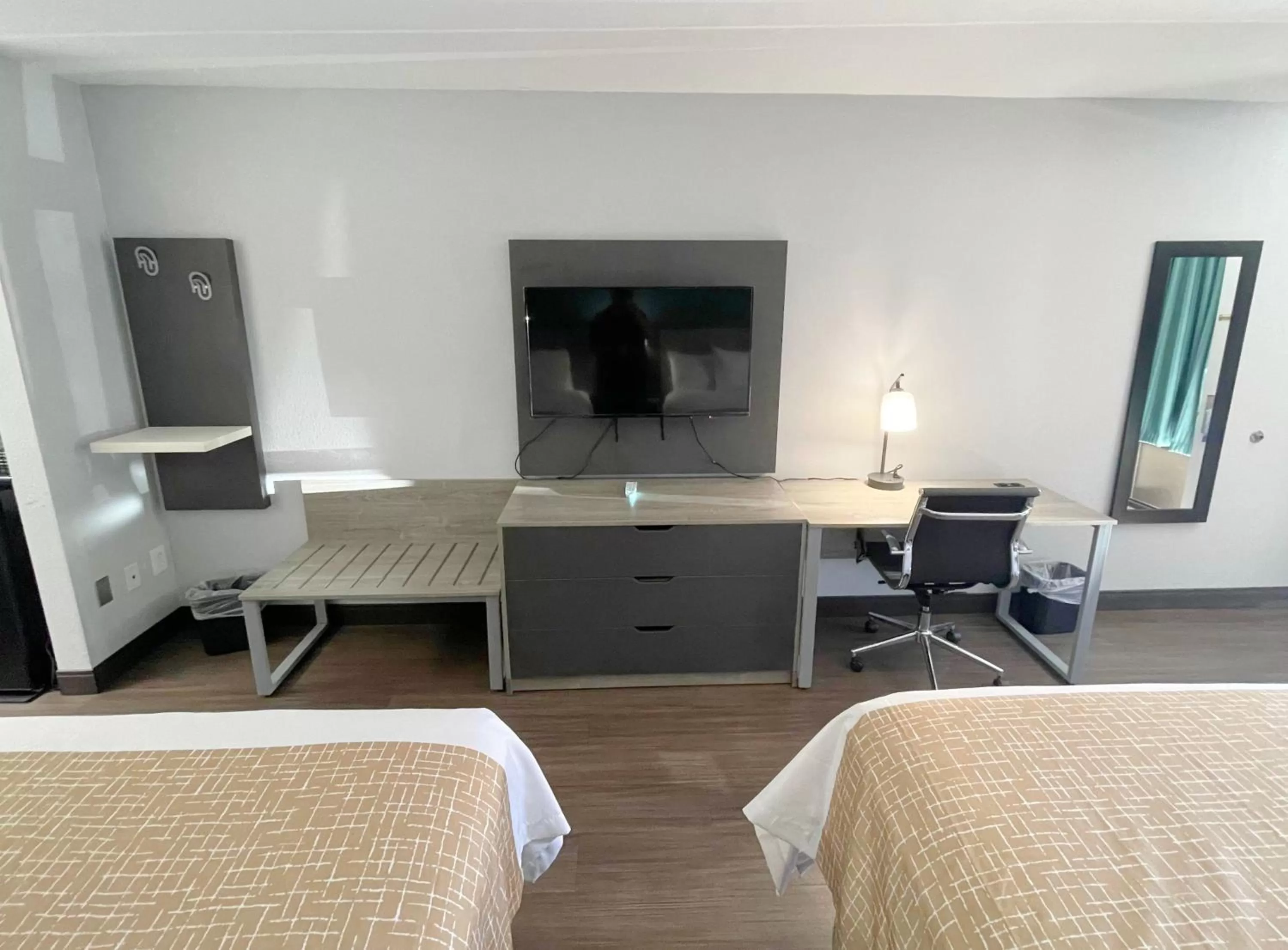 TV and multimedia, Bed in Travelodge by Wyndham Pigeon Forge Dollywood Lane