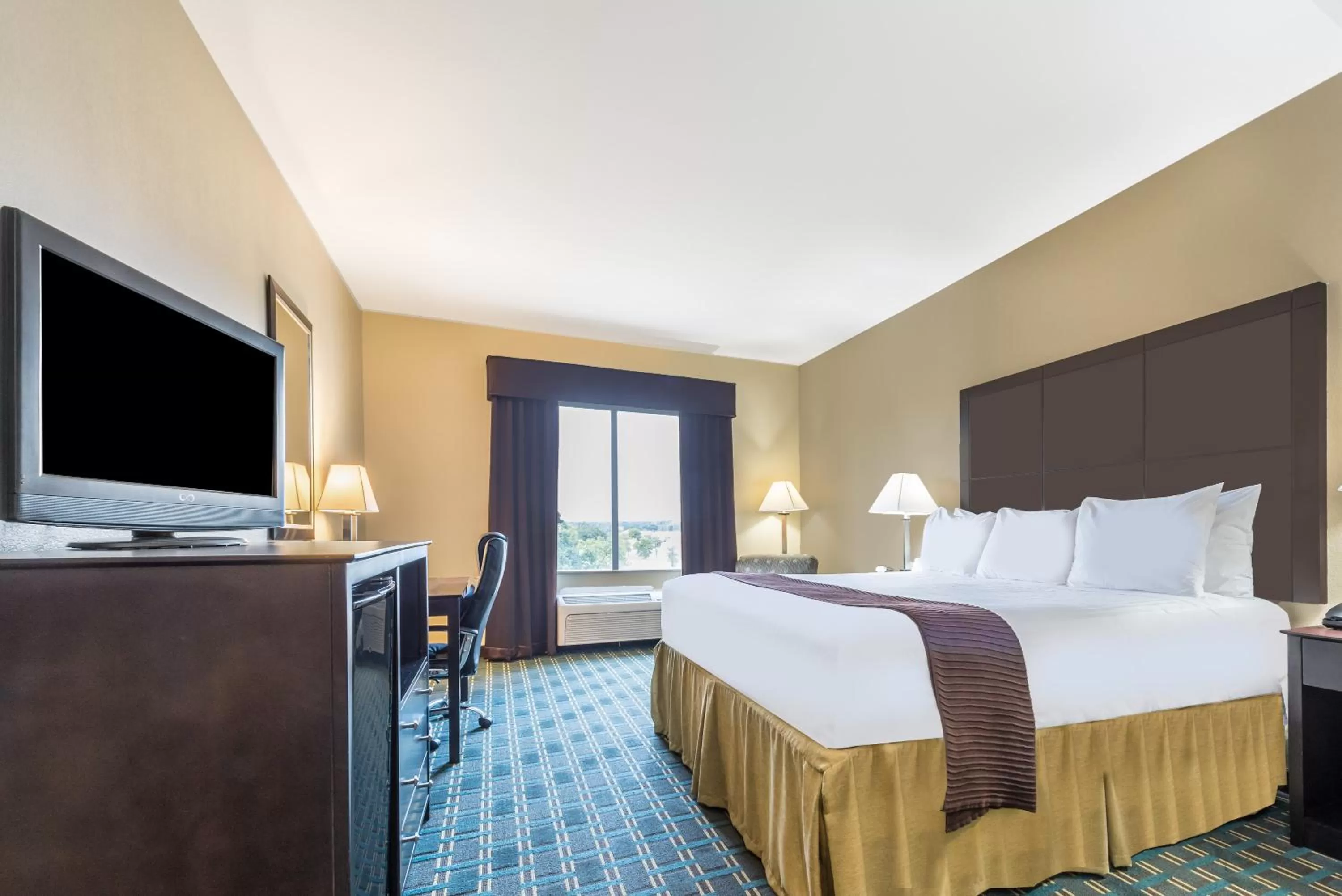 Photo of the whole room, Bed in Days Inn & Suites by Wyndham Mineral Wells