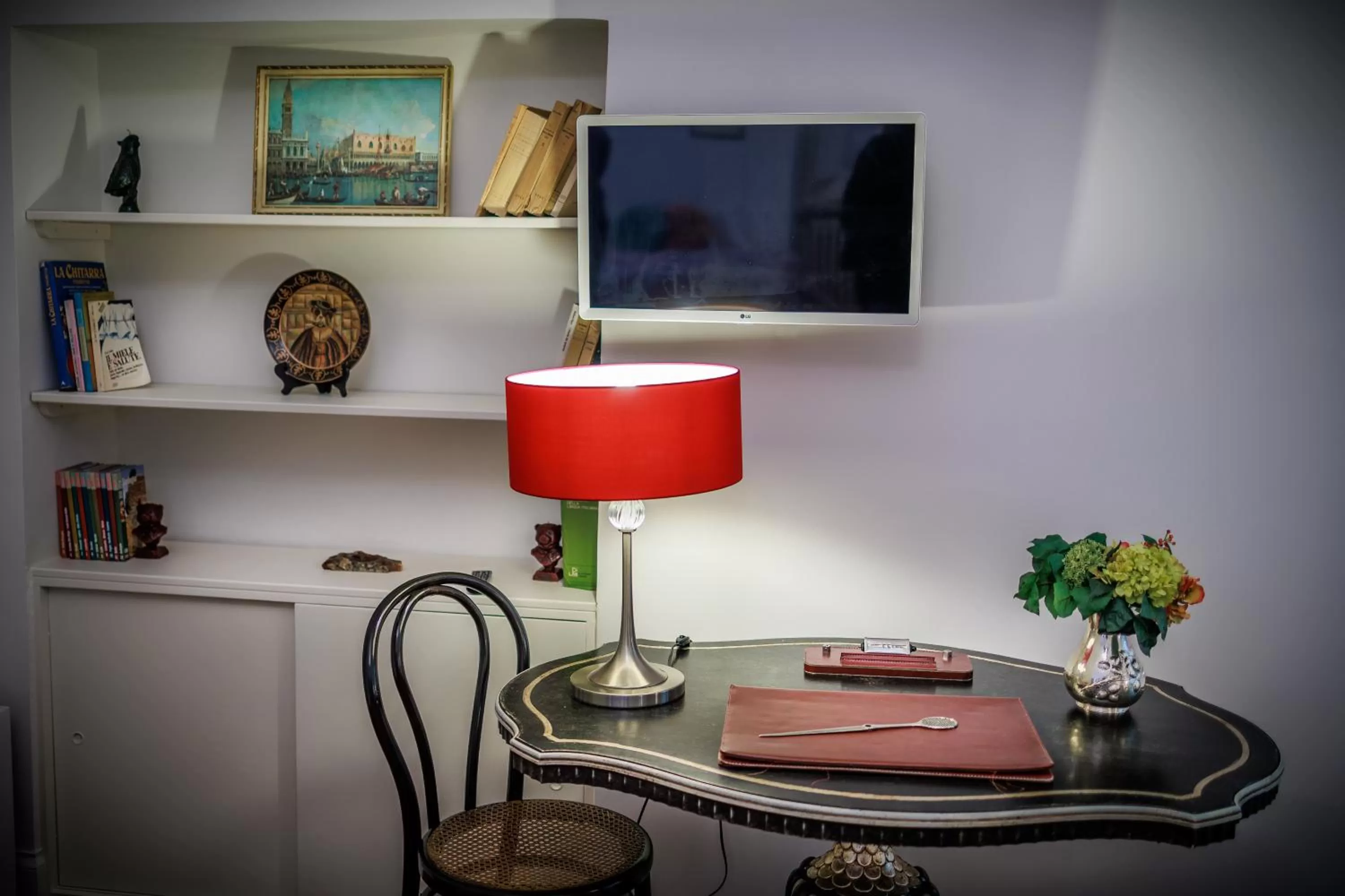 TV/Entertainment Center in B&B CORSO VITTORIO