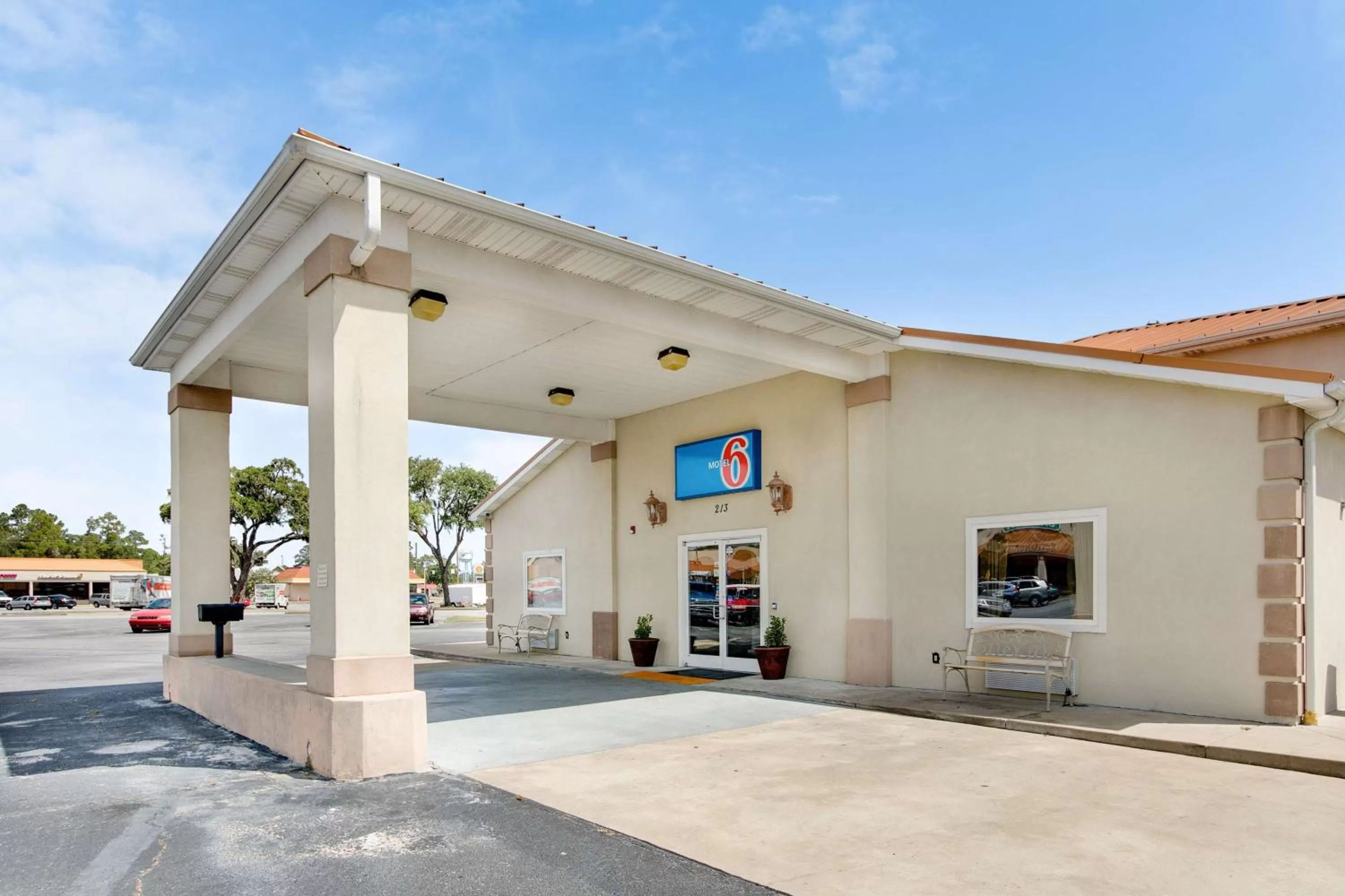 Property building in Motel 6-Hinesville, GA