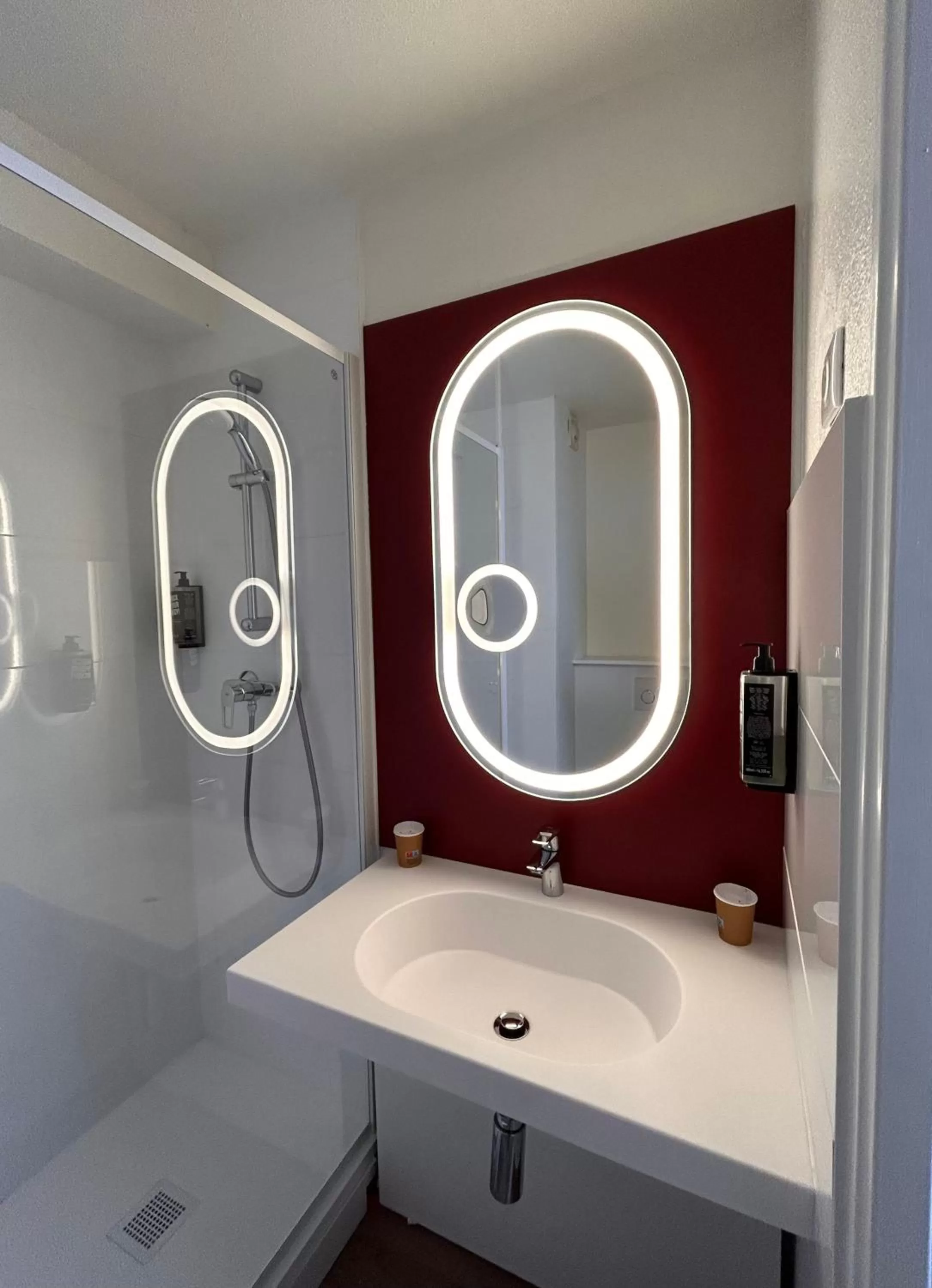 Shower in ibis Valenciennes