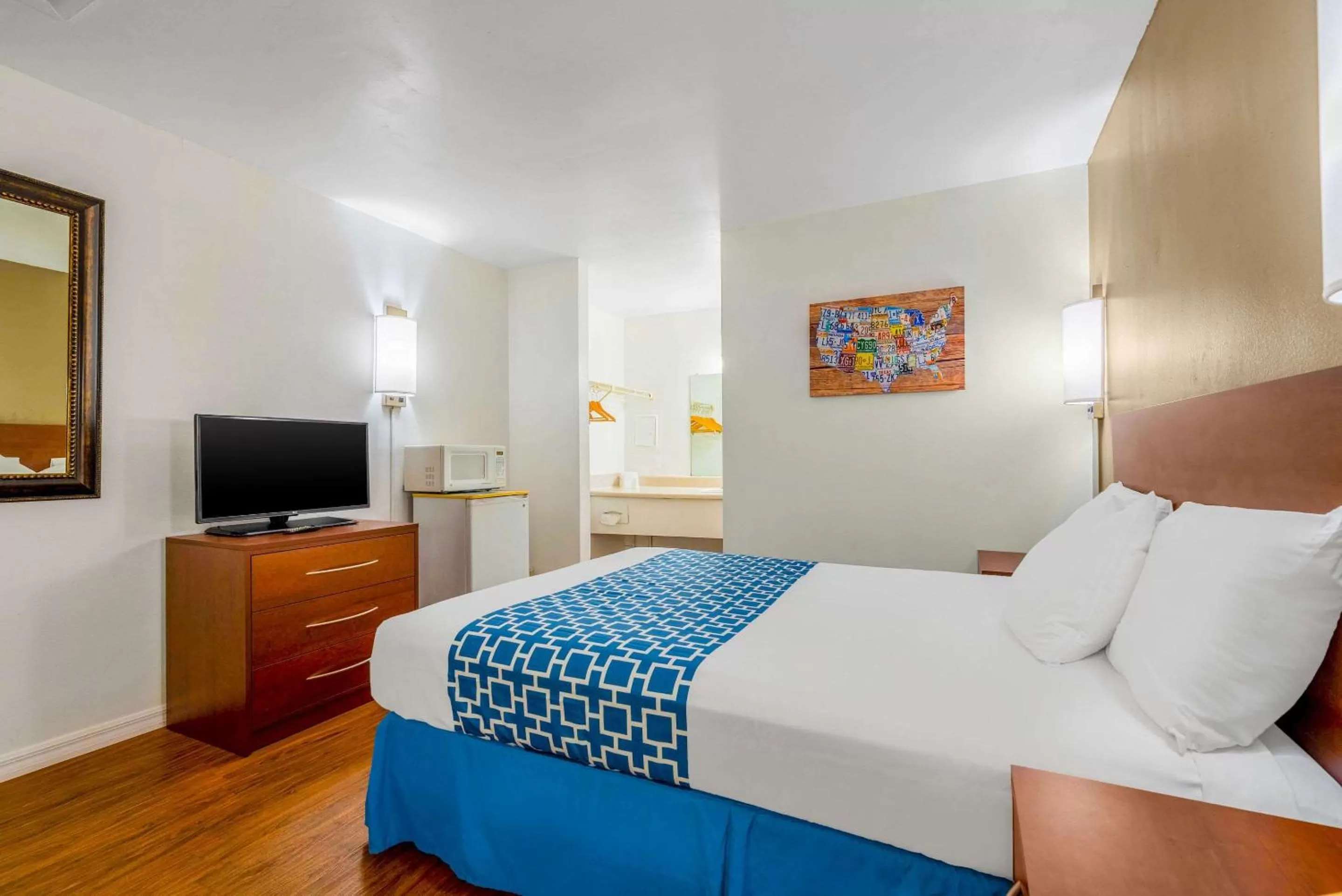 Photo of the whole room, Bed in Econo Lodge