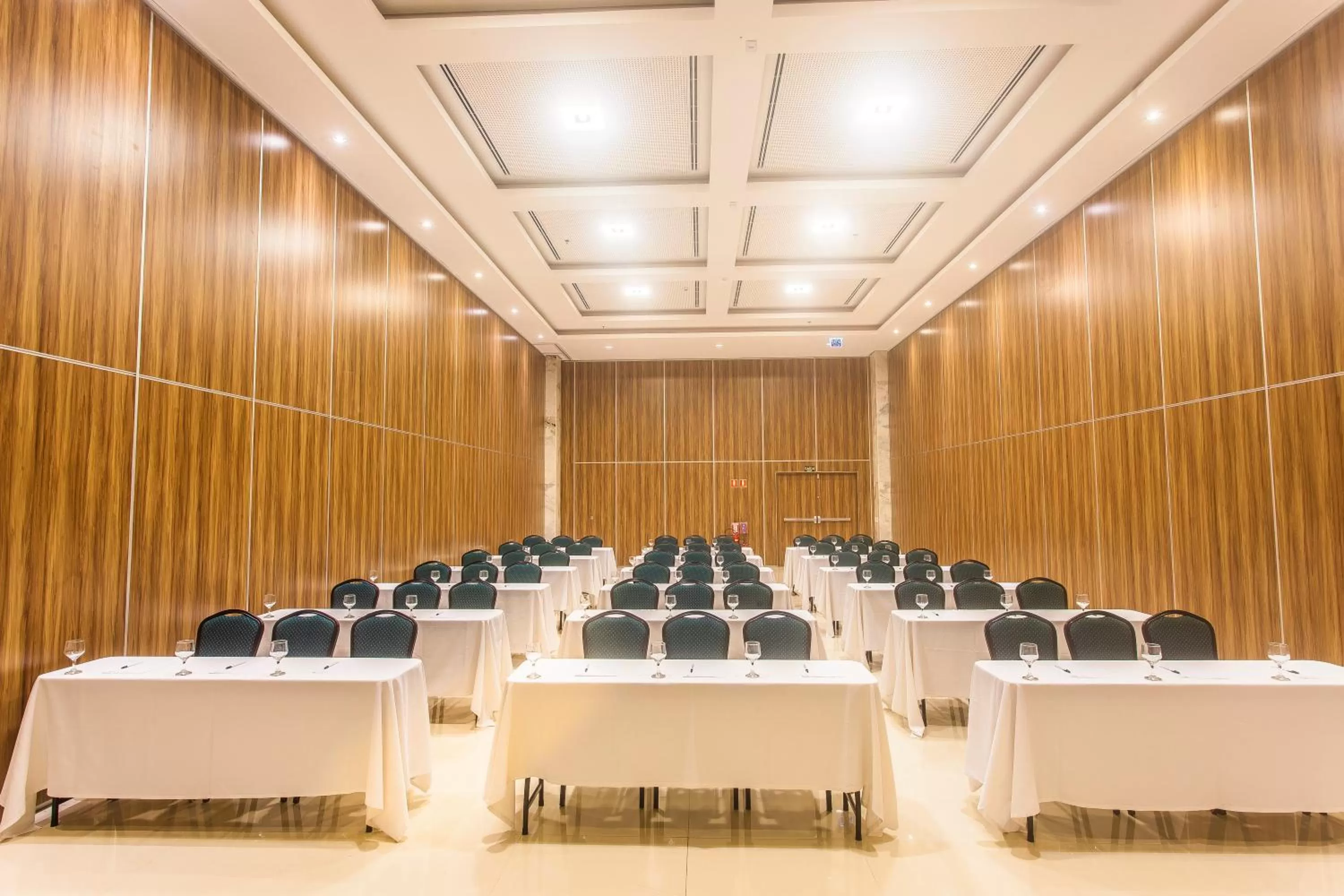 Meeting/conference room in Holiday Inn Natal, an IHG Hotel