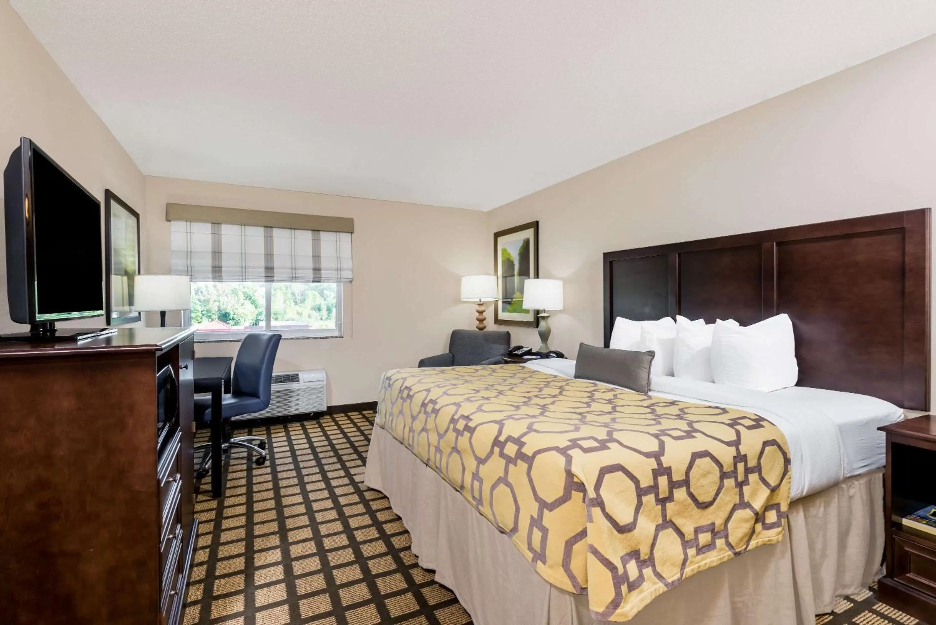 Photo of the whole room, Bed in Baymont by Wyndham Erie