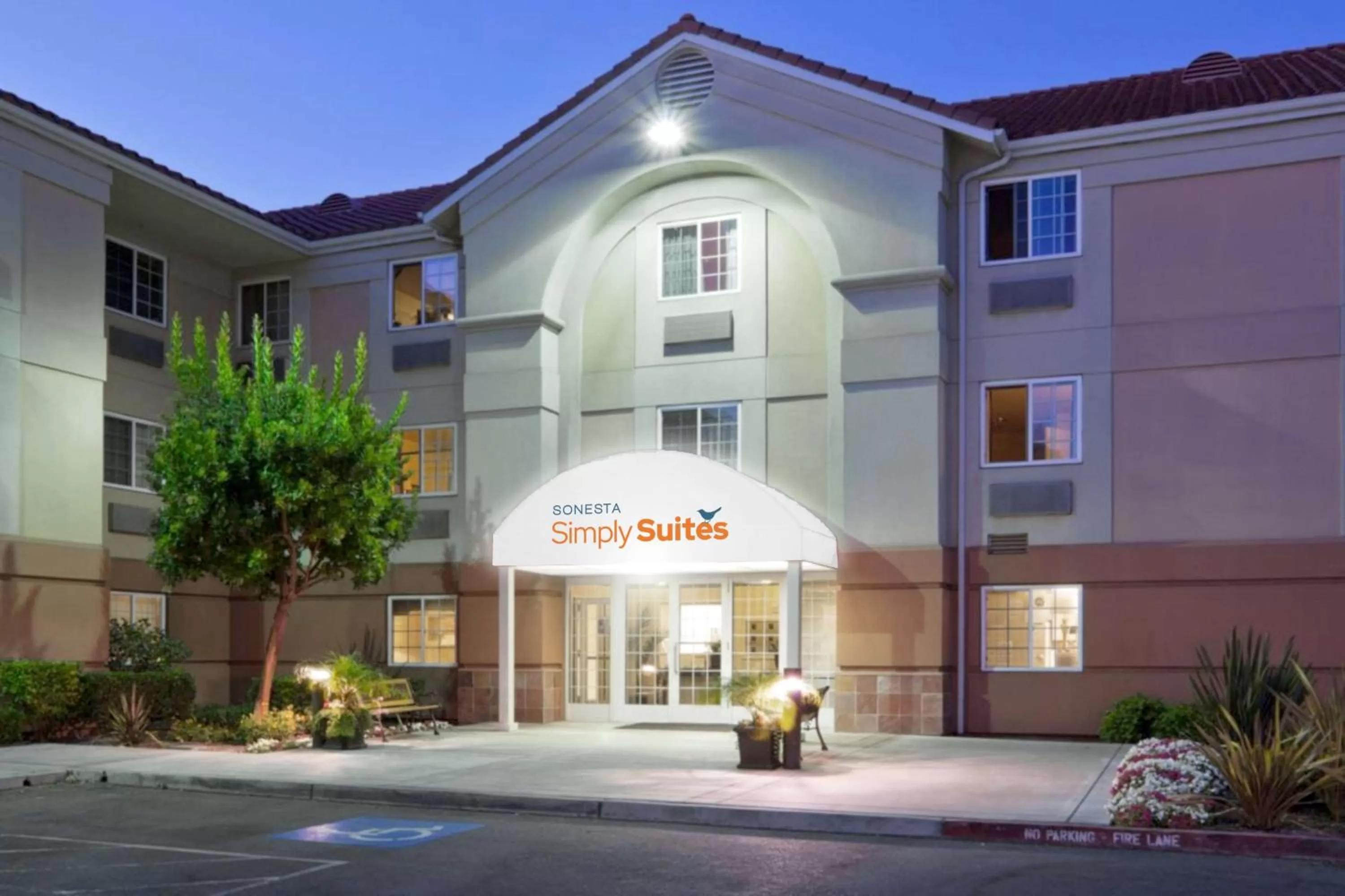 Property building in Sonesta Simply Suites Silicon Valley Santa Clara