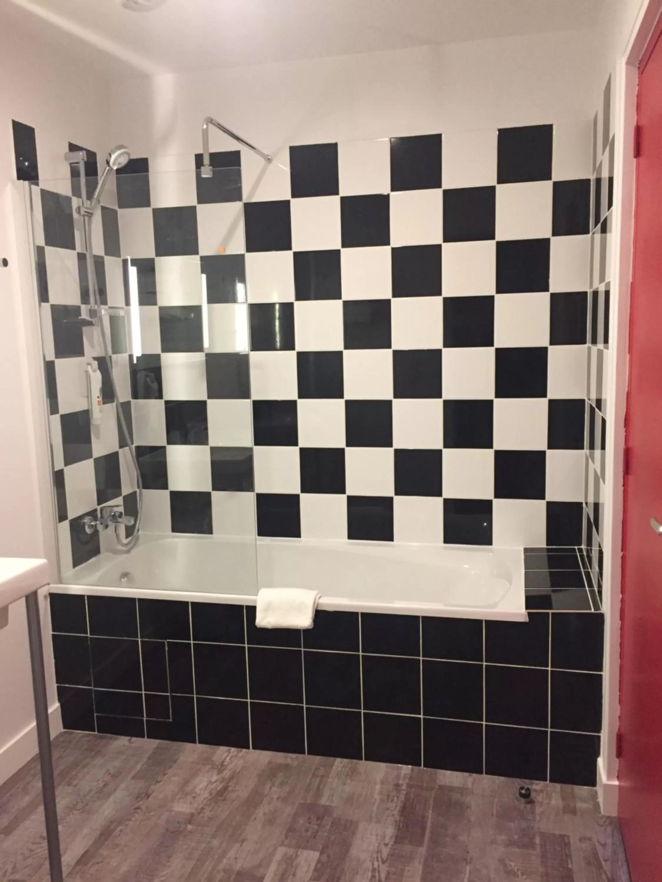 Photo of the whole room in ibis Styles Marseille Vieux Port