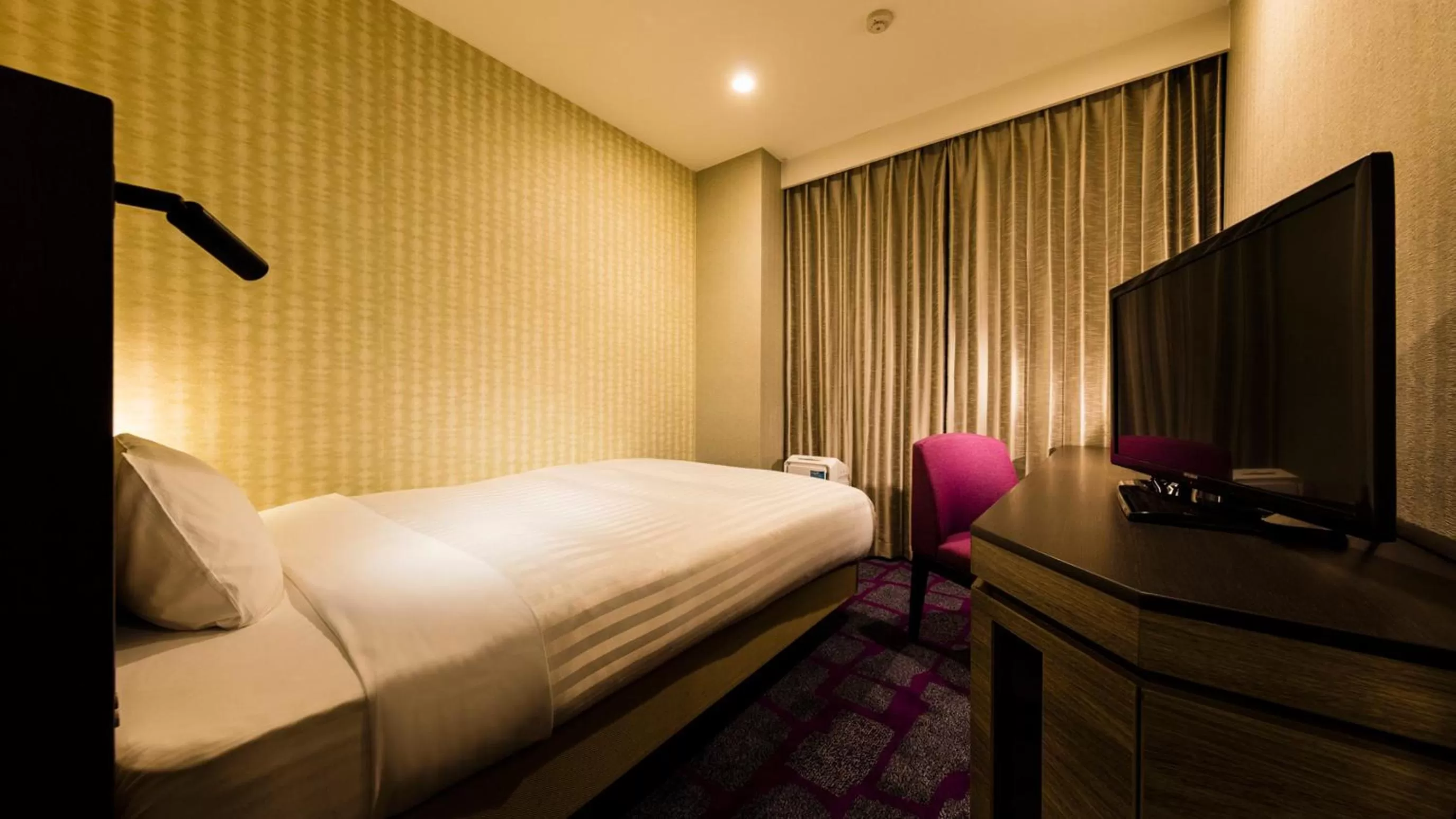 Bed in JR-East Hotel Mets Urawa