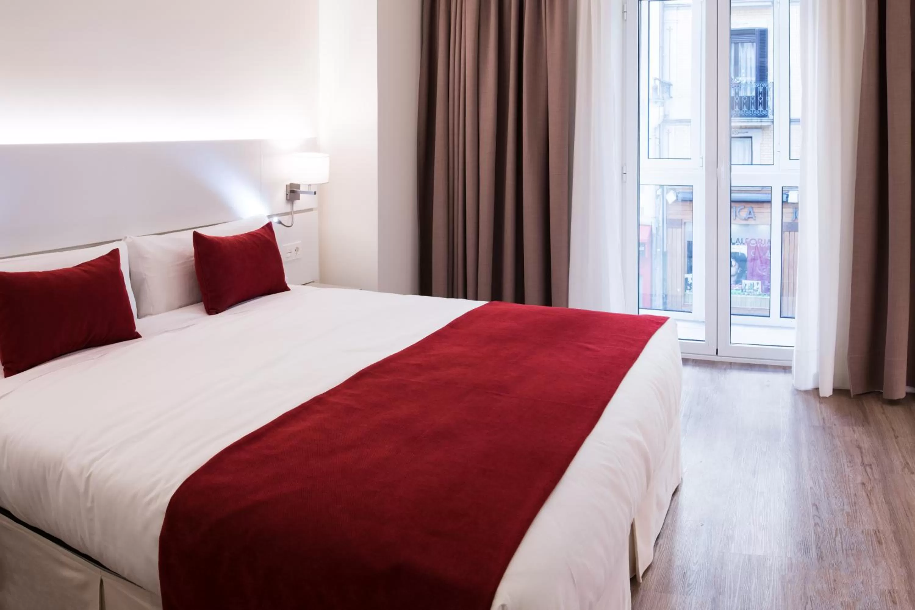 Bedroom, Bed in Hotel Pompaelo Plaza del Ayuntamiento & Spa